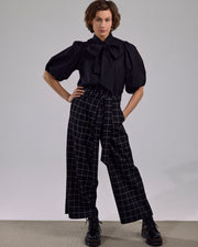 Paper Bag Hose des Vorarlberger Labels Maiken K. schwarz- weiß kariert