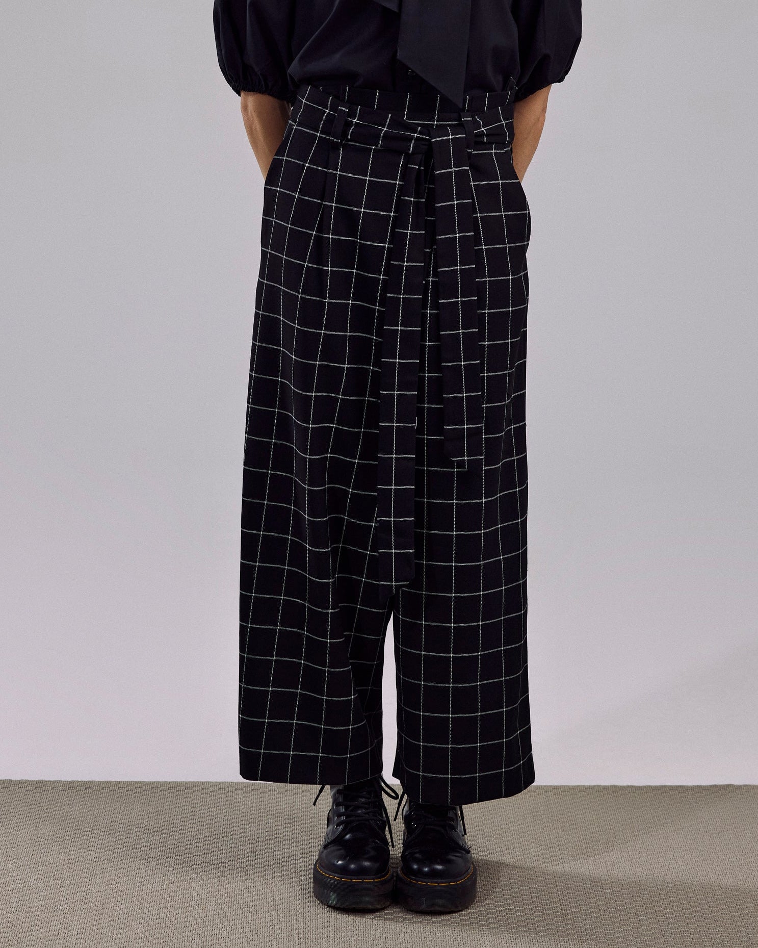 Paper Bag Hose des Vorarlberger Labels Maiken K. schwarz - weiß