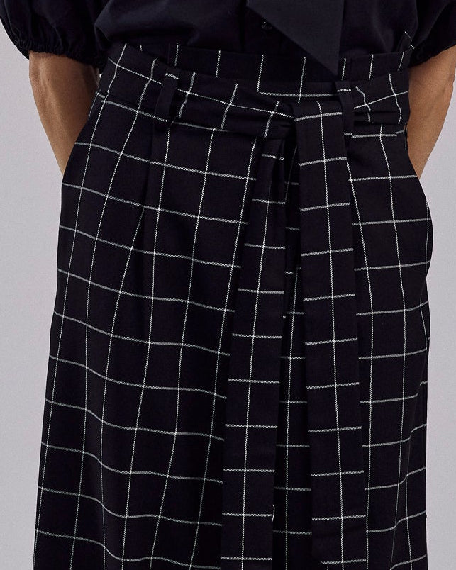 Paper Bag Hose des Vorarlberger Labels Maiken K. schwarz weiß kariert