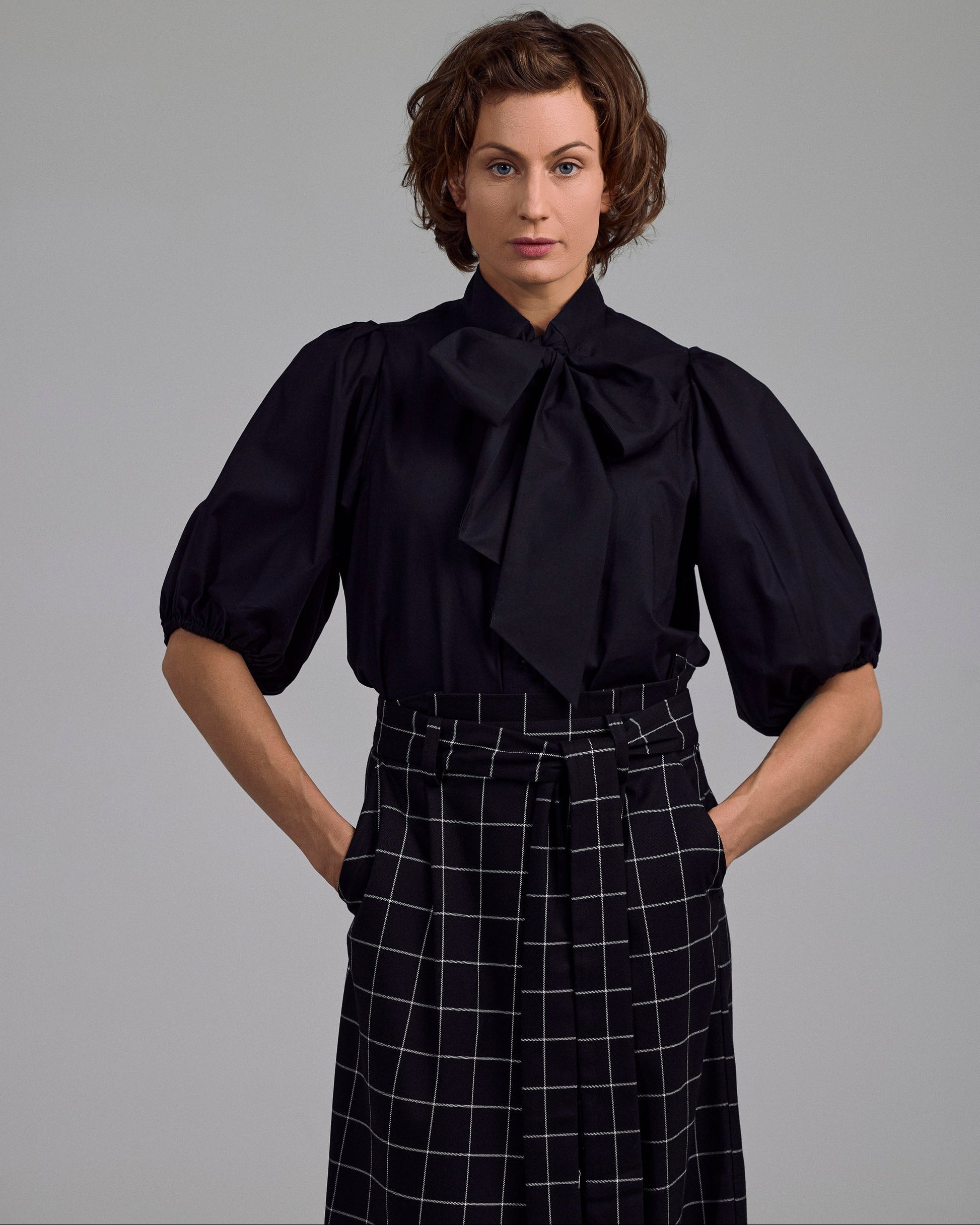 Paper Bag Hose des Vorarlberger Labels Maiken K. schwarz- weiß kariert. Look