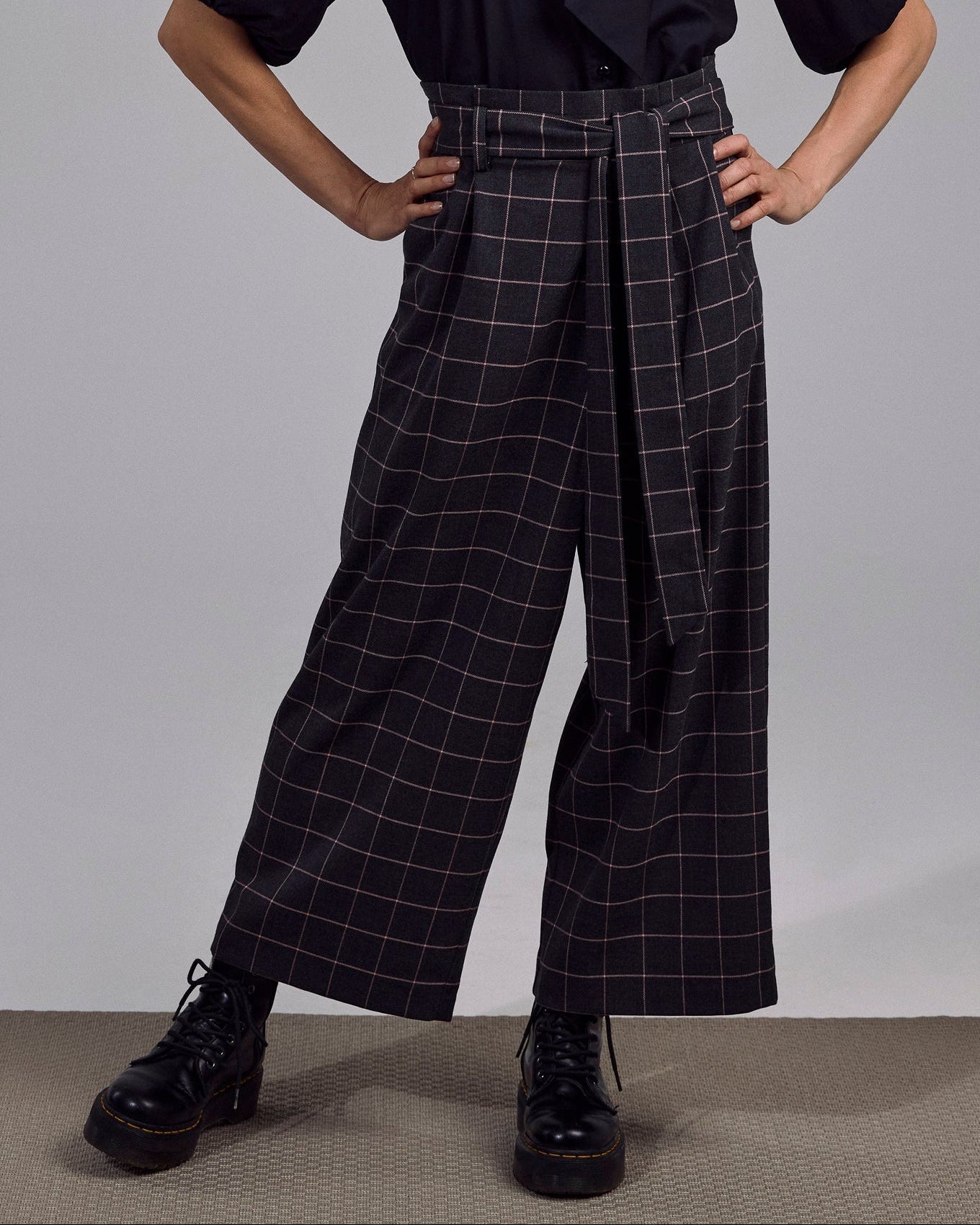 Paper Bag Hose des Vorarlberger Labels Maiken K. grau - rosa kariert