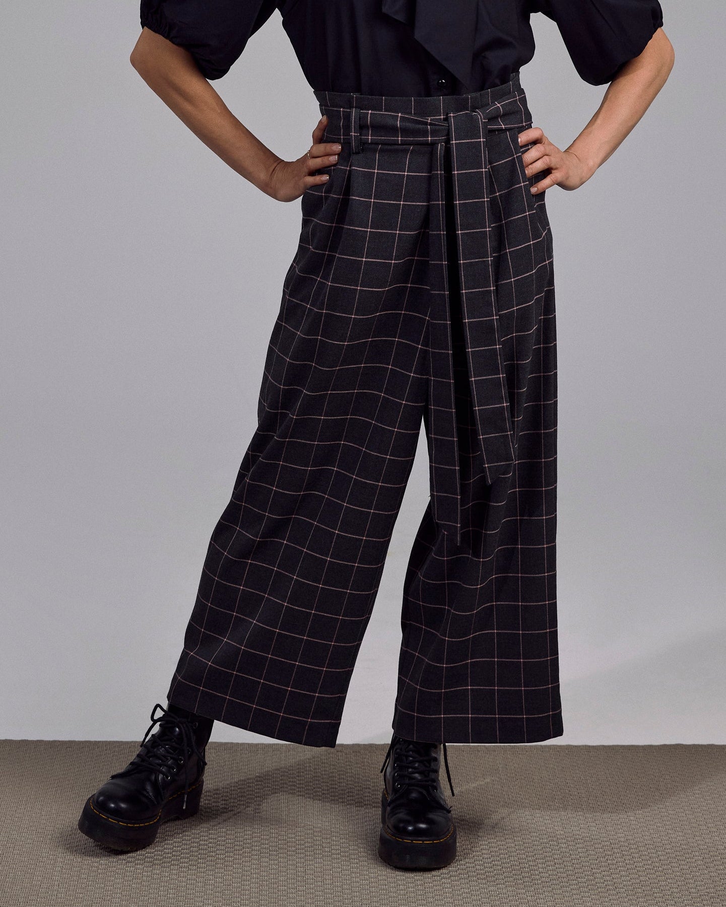 Paper Bag Hose 7/8 des Vorarlberger Labels Maiken K. in grau - rosa