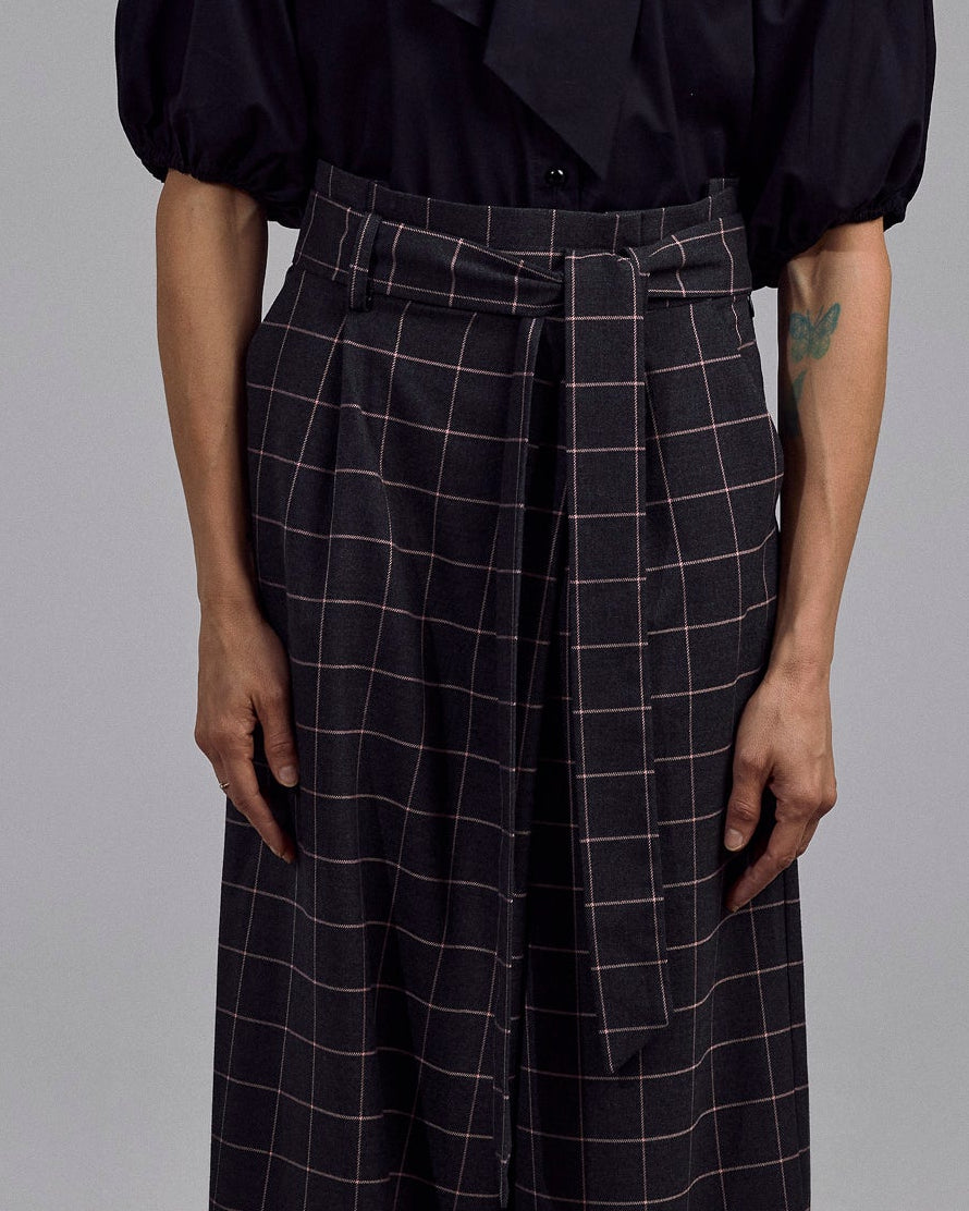 Paper Bag Hose 7/8 des Vorarlberger Labels Maiken K. in grau - rosa - Details