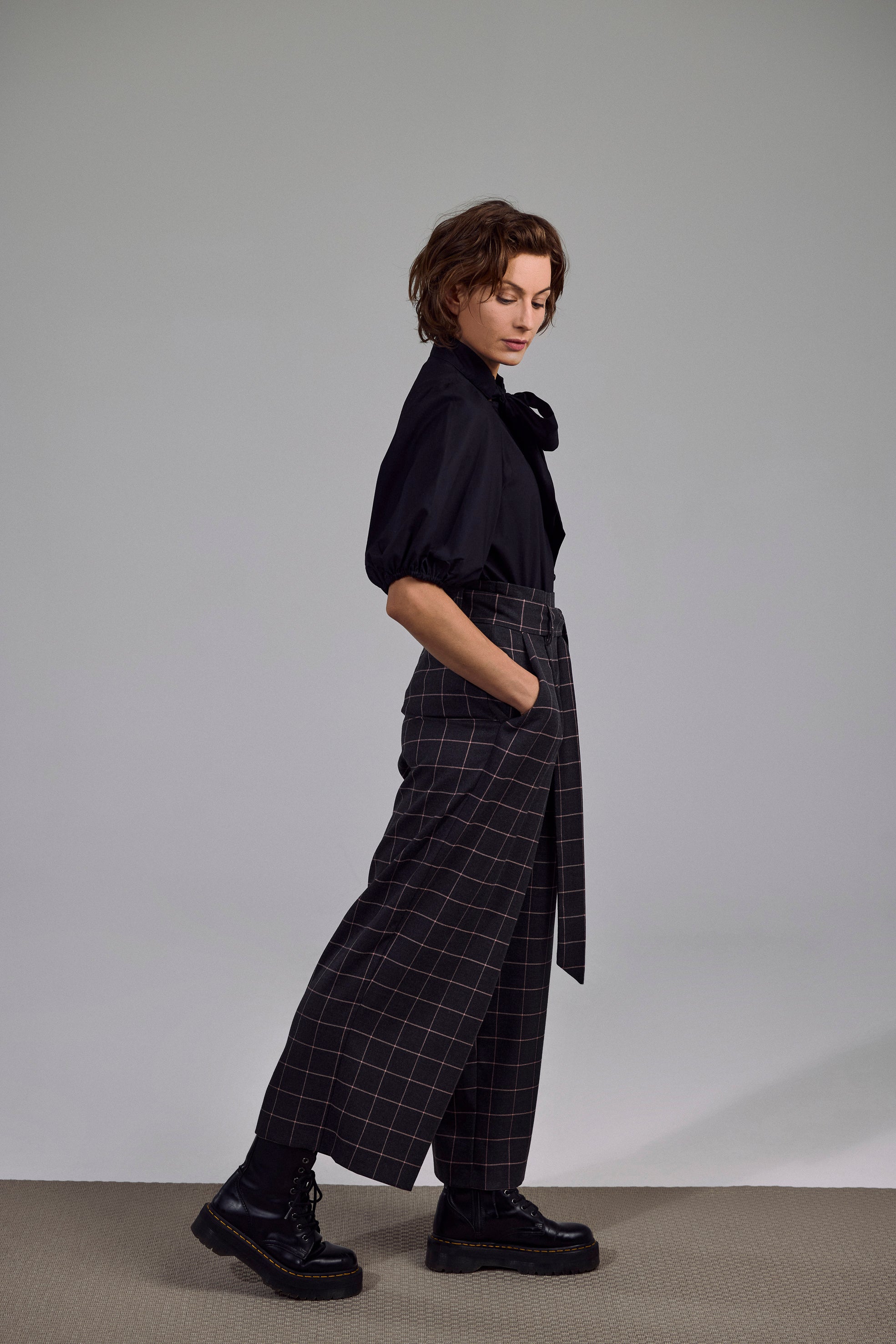 Paper Bag Hose 7/8 des Vorarlberger Labels Maiken K. in grau - rosa - Look