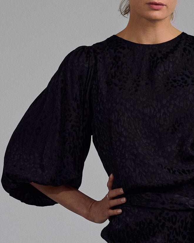 Die Tavie Bluse Viskose mit angesagtem Leoparden Print des Österreichischen Labels Maiken K. - im Matching Set