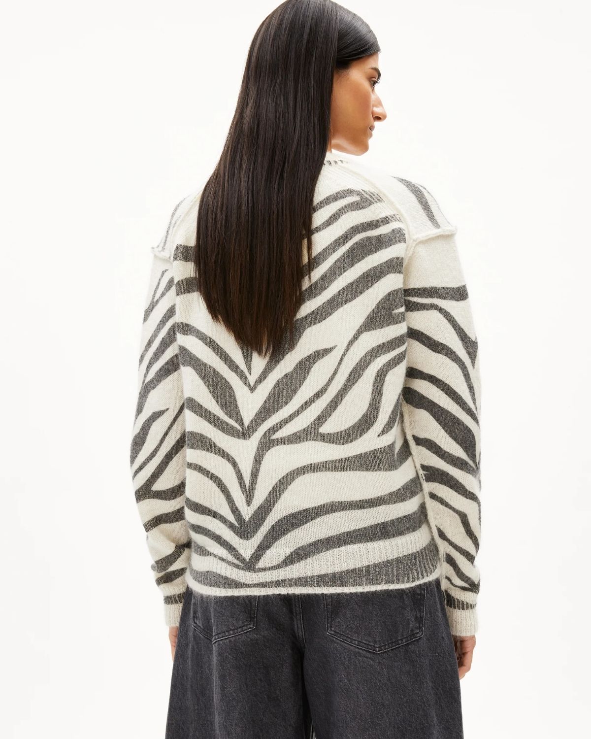 Angesagter Strickpullover aus Mohair Wolle mit Zebramuster von Armedangels - Rückseite