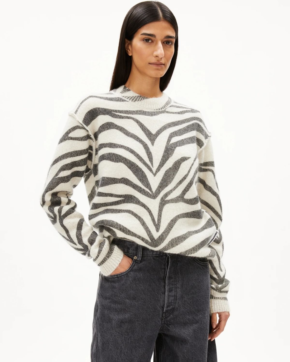 Angesagter Strickpullover aus Mohair Wolle mit Zebramuster von Armedangels - Vorderseite