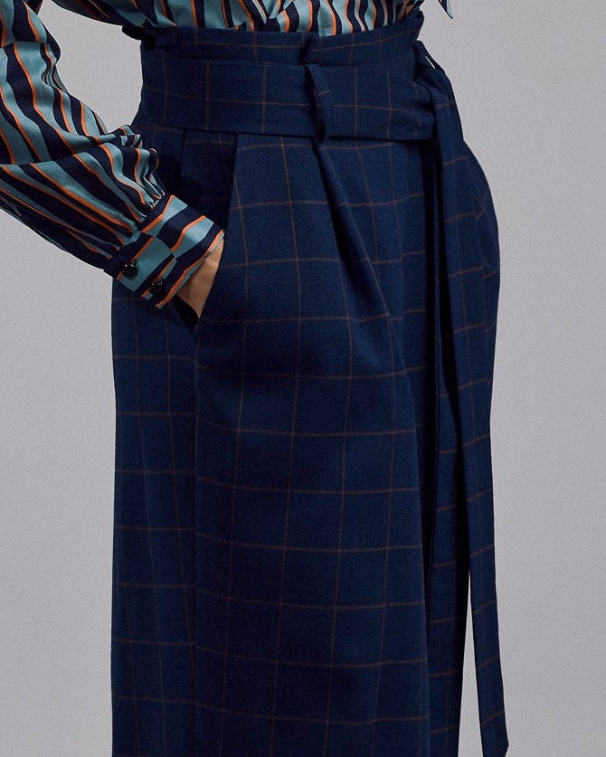 Paper Bag Hose des Vorarlberger Labels Maiken K. navy - camel