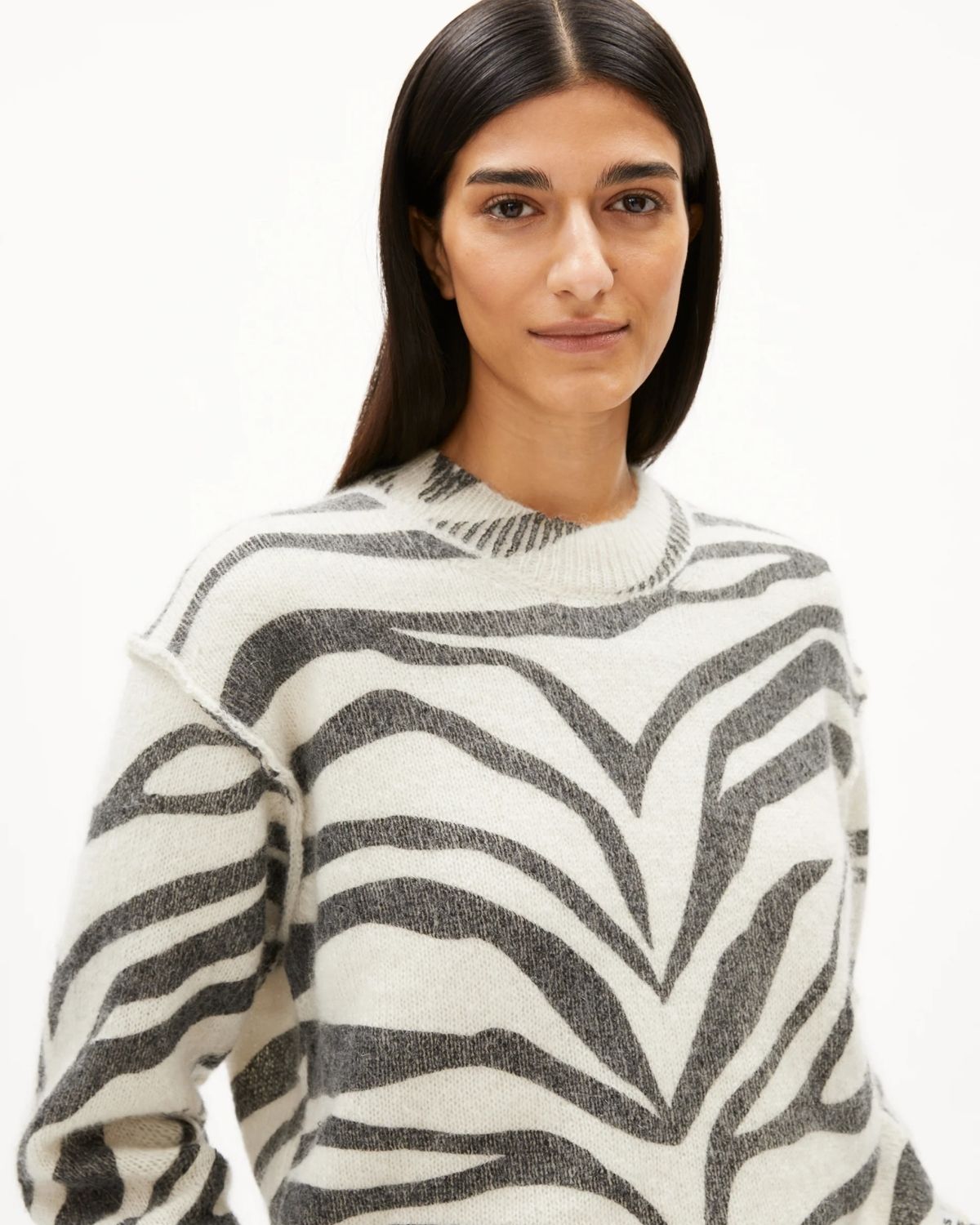 Angesagter Strickpullover aus Mohair Wolle mit Zebramuster von Armedangels - Details