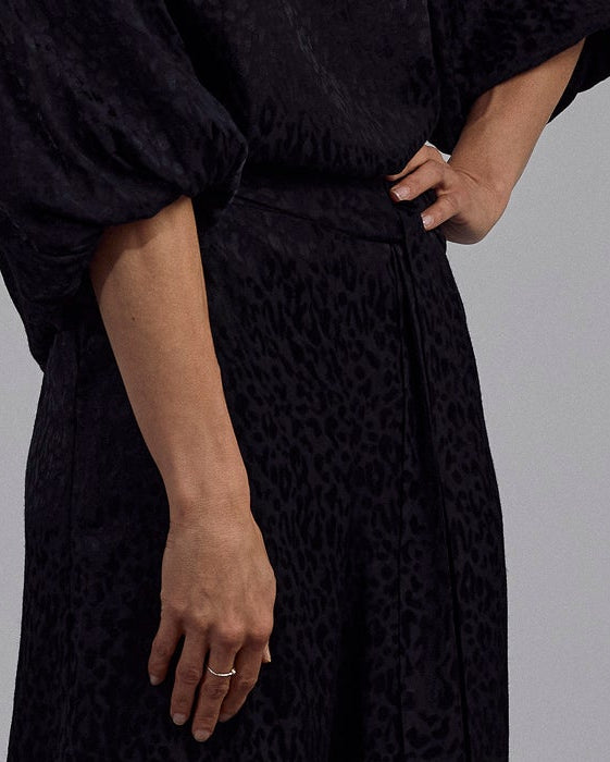 Die Tavie Bluse Viskose mit angesagtem Leoparden Print des Österreichischen Labels Maiken K. - Details