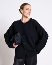 Oversized Cardigan von Jan N June in schwarz aus Merinowolle - Details