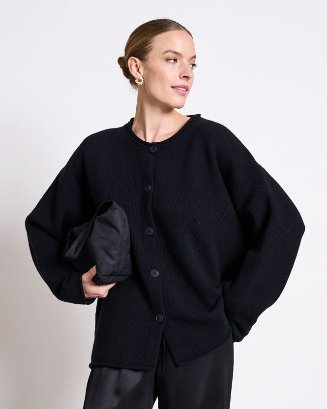 Oversized Cardigan von Jan N June in schwarz aus Merinowolle - Details