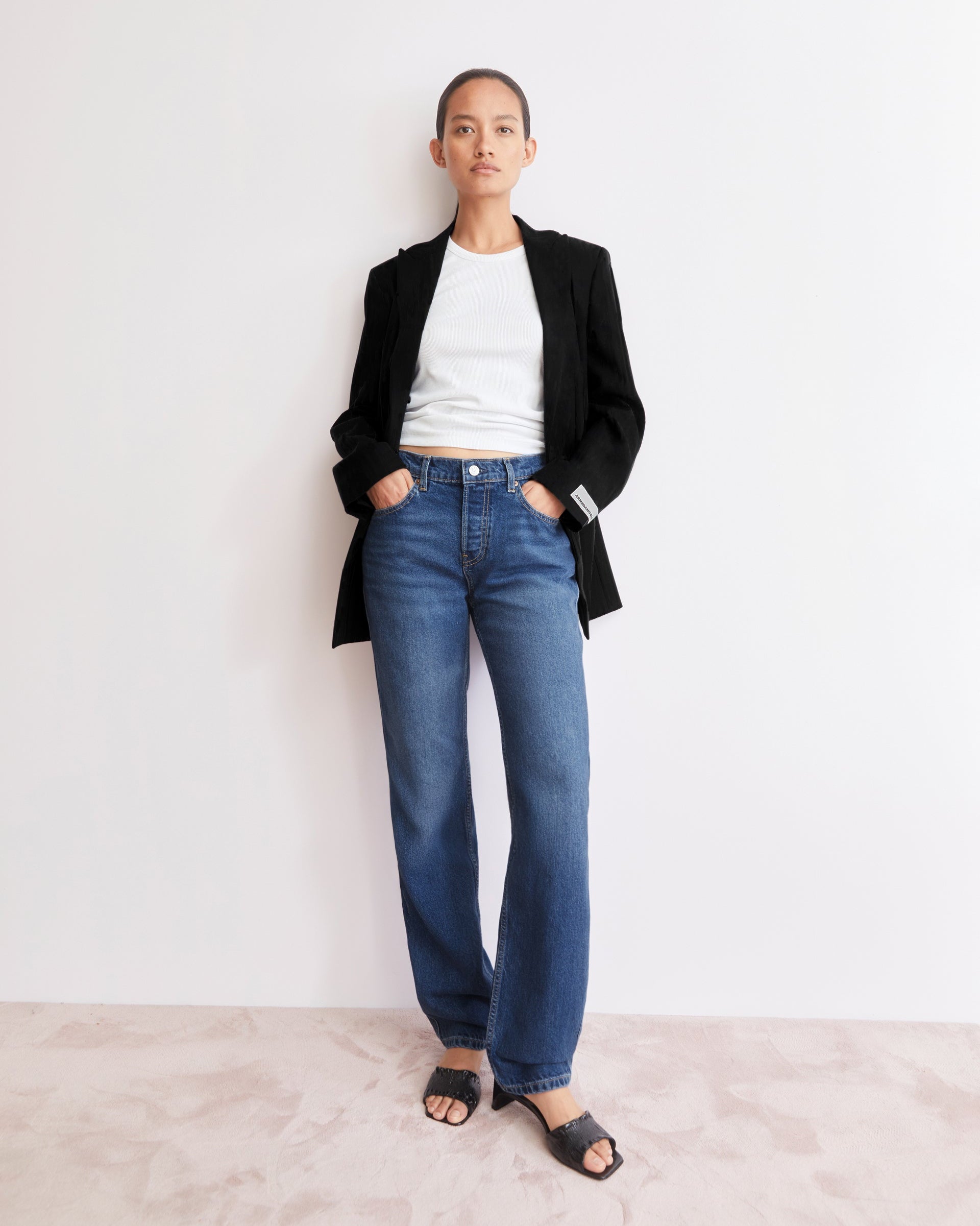 Aaveline Straight Leg Jeans in Blau, minimalistisches Design, nachhaltig produziert
