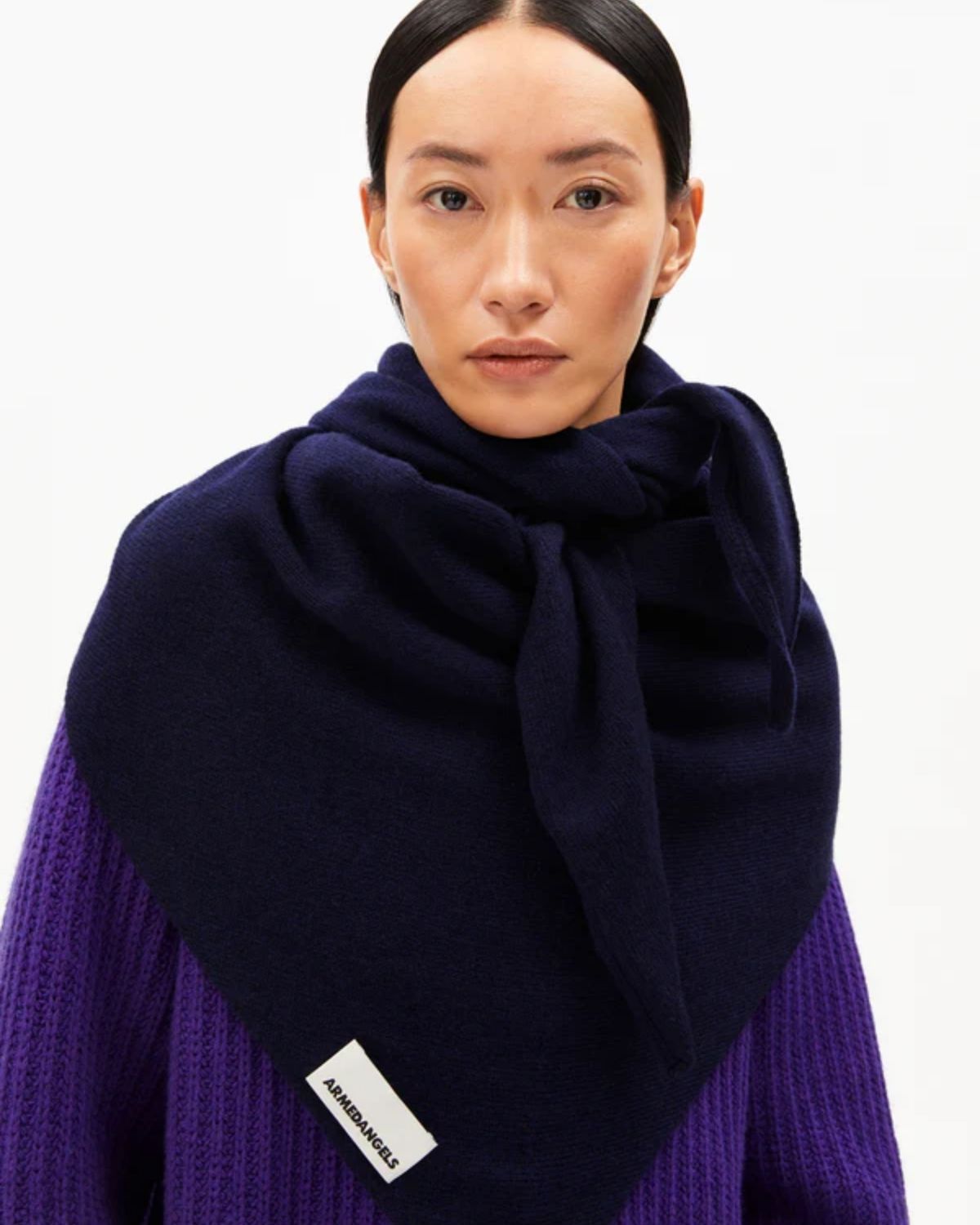 Armedangels Bryanaa Triangle Scarf in Tinted Navy aus Bio-Baumwolle