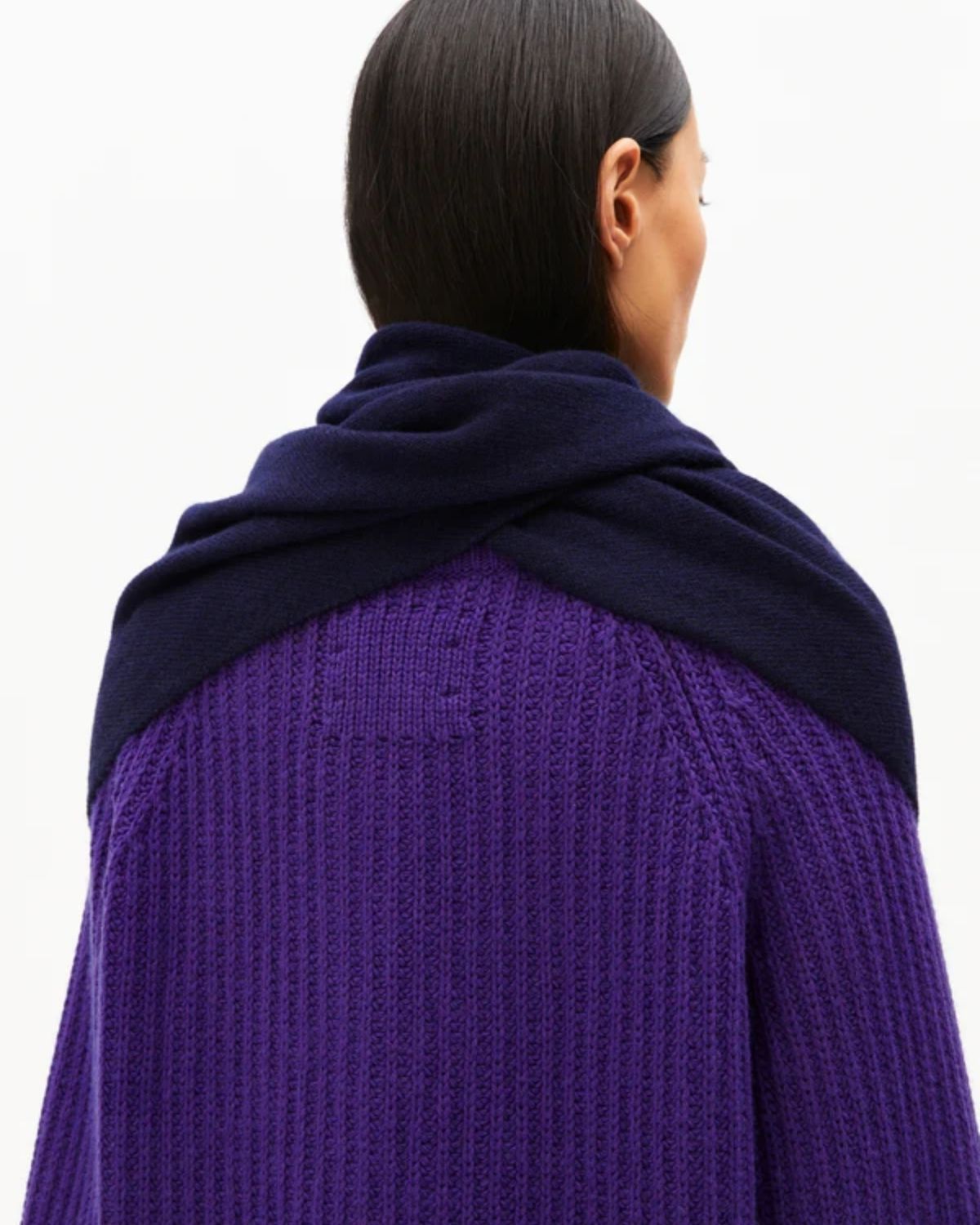 Dreieckstuch aus 100 % Bio-Baumwolle in Navy von Armedangels