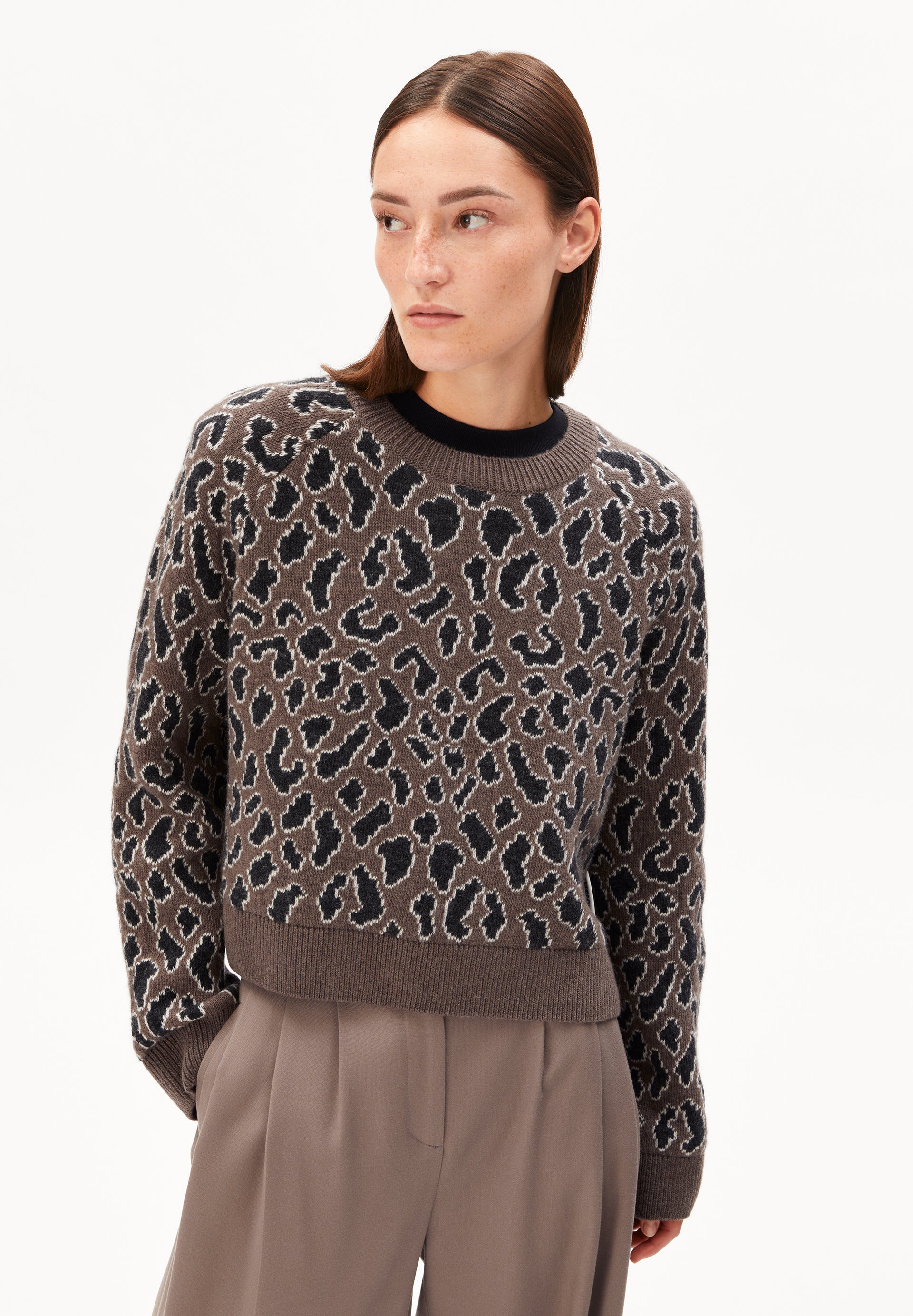 ARMEDANGELS Diliriaa – Strickpullover mit Leo-Print & Retro-Touch, Herbst 2025 Trend