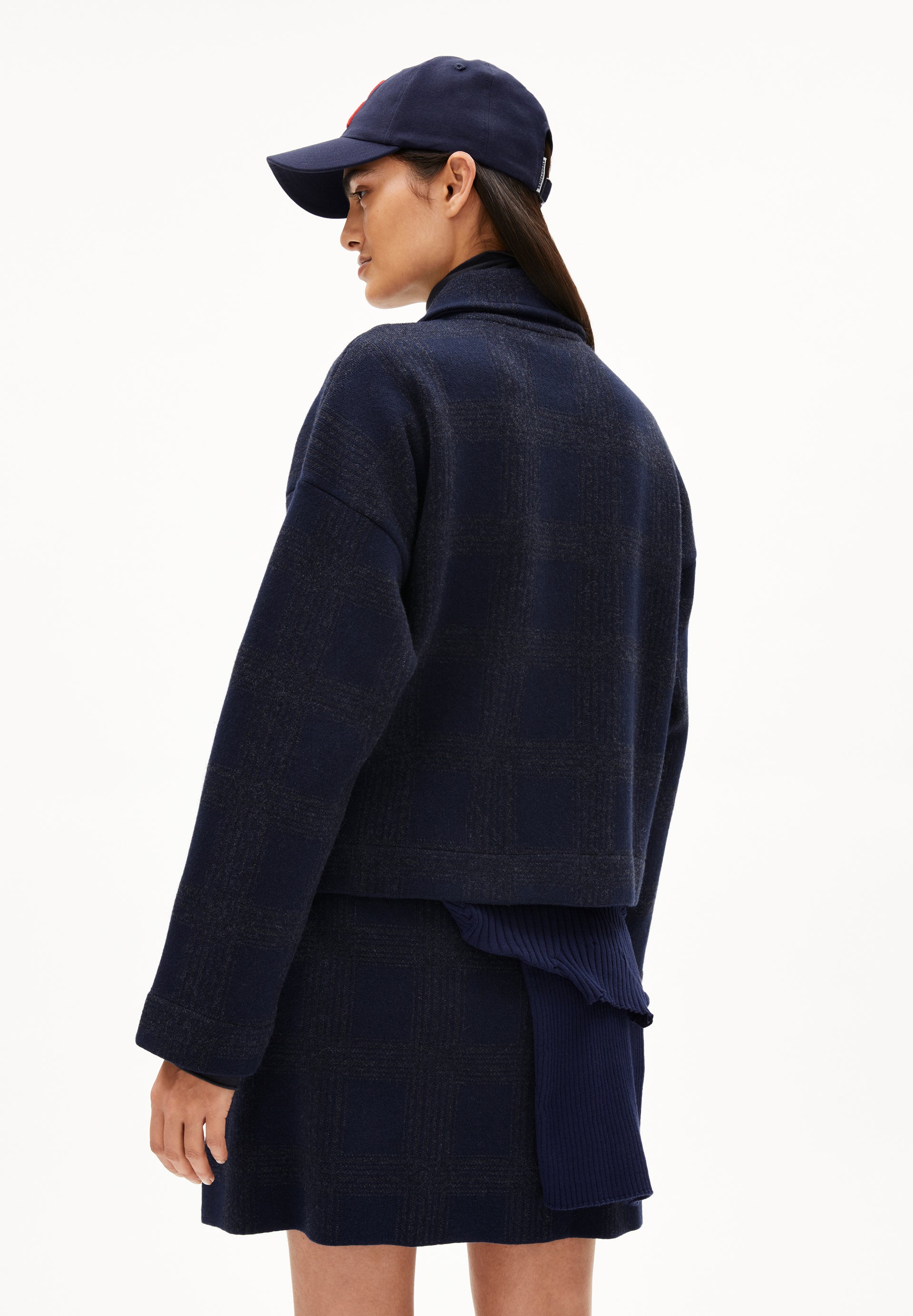 Detailansicht der ARMEDANGELS JOAALISON CHECK Strickjacke – nachhaltige Knitwear im Karo-Look