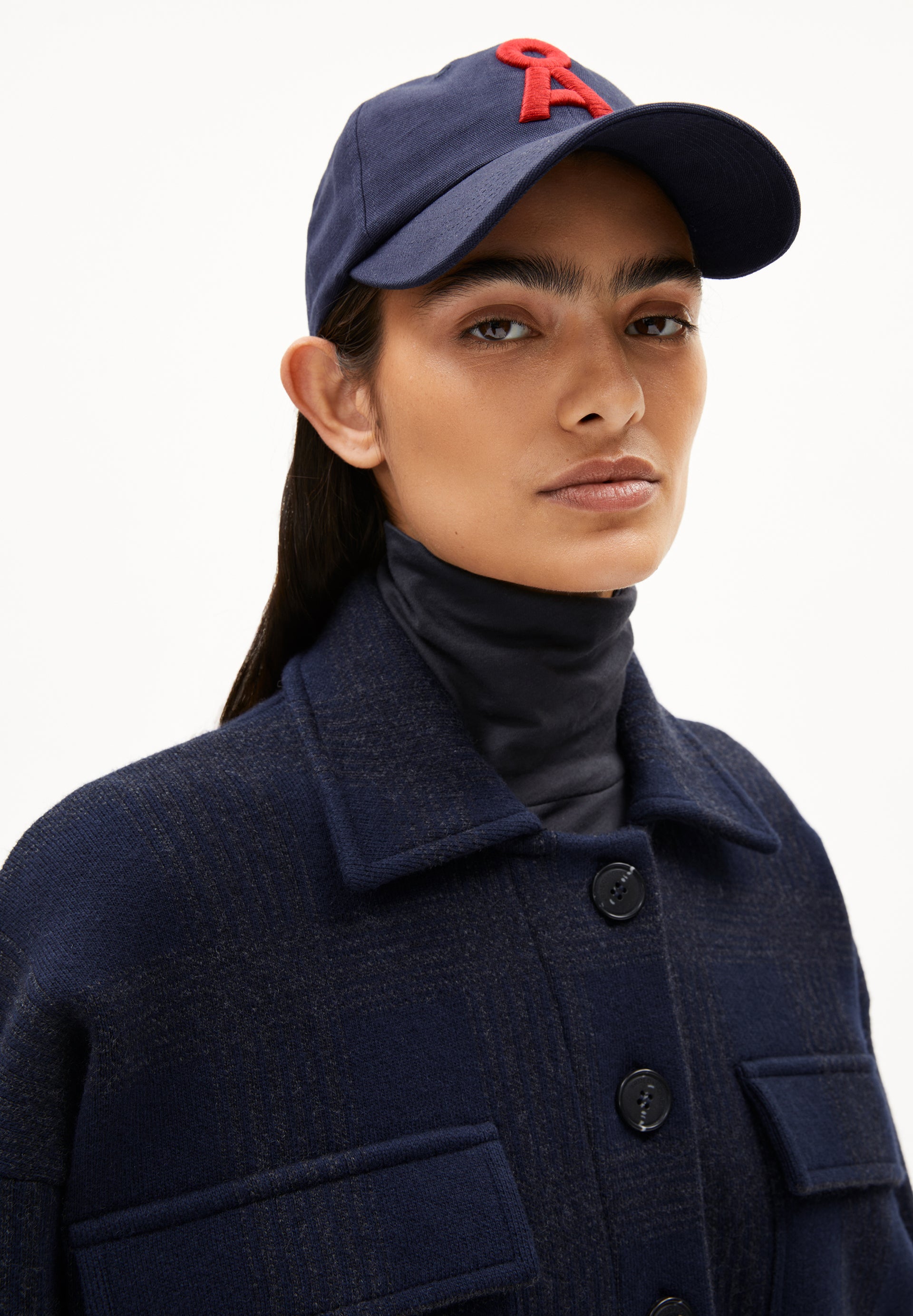 Styling: ARMEDANGELS JOAALISON CHECK Strickjacke kombiniert mit DARLAA CHECK Rock als Co-Ord Set
