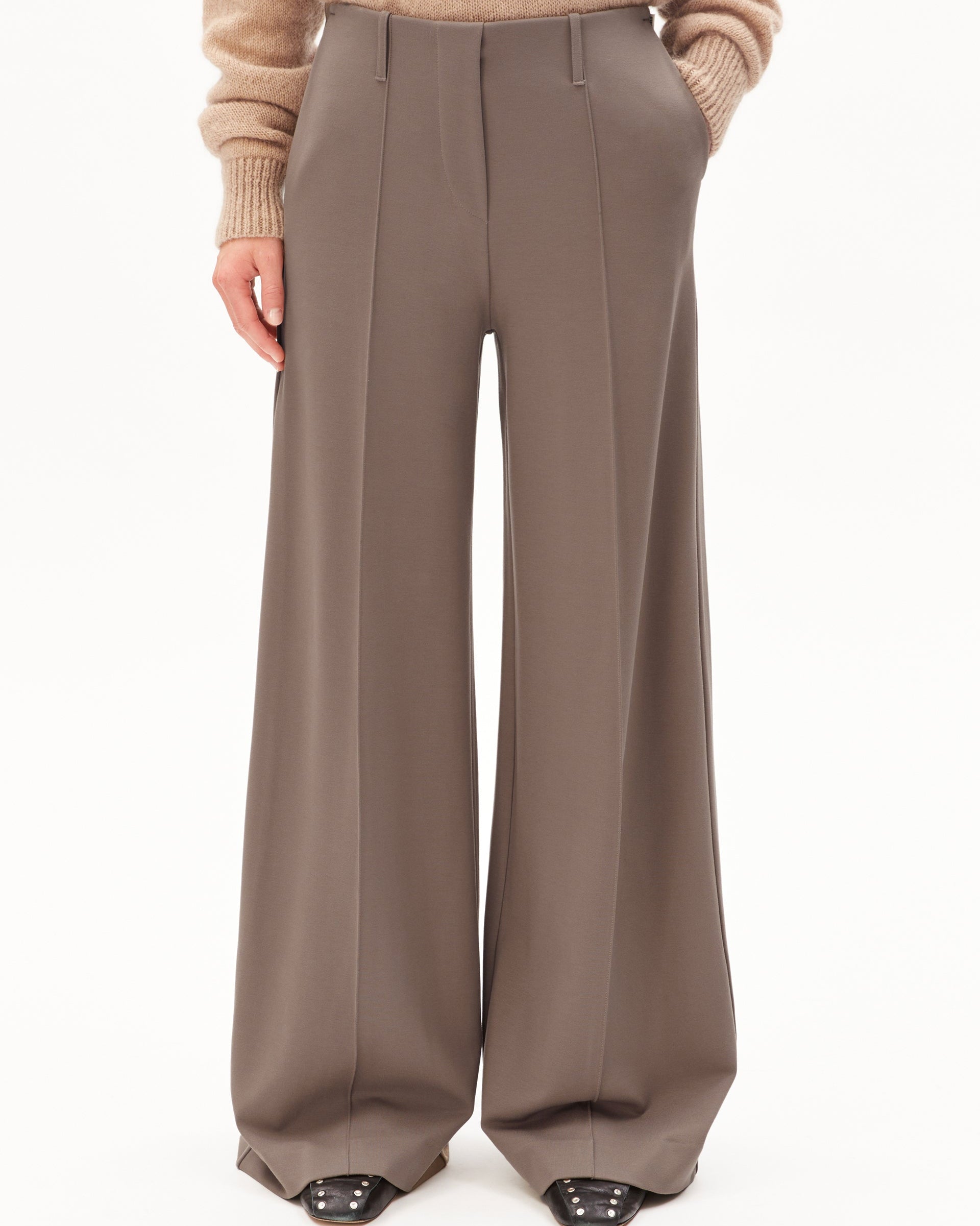 Detailansicht der ARMEDANGELS MAEVAA Jerseyhose – Mid Waist, flared Schnitt, Bio-Material