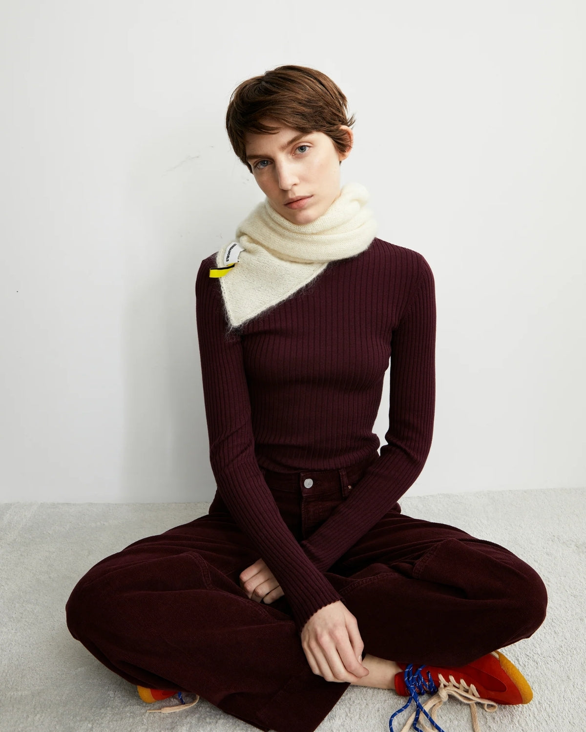Basic Rollkragenpullover Alaania kombiniert mit Jeans, Armedangels