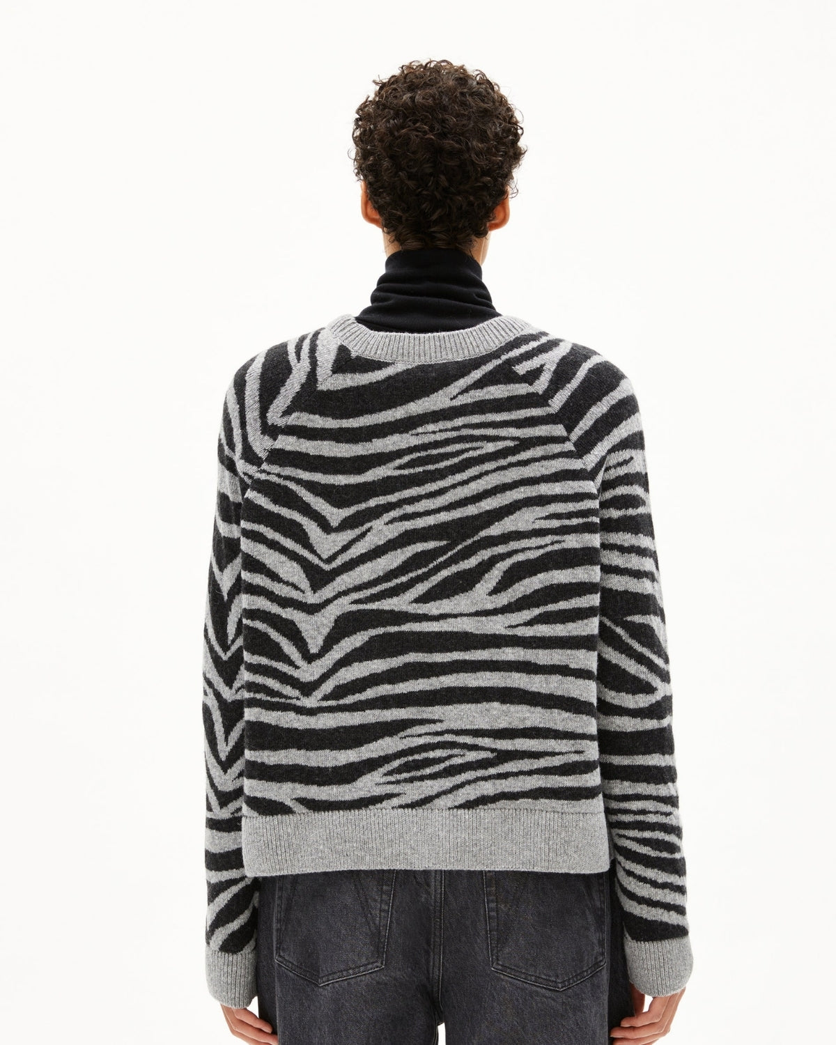 Strickpullover Liliriaa Zebraraa von Armedangels mit Animal Print Zebra, Rückansicht