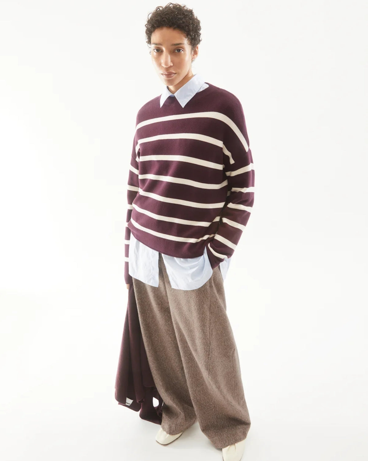 Stylingidee: Armedangels Pullover Merinaa Stripes kombiniert mit Jeans und Sneakern