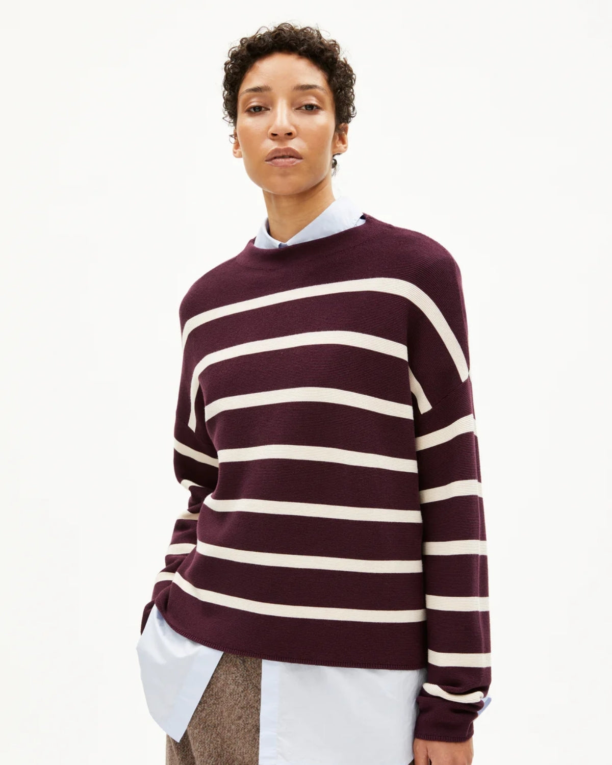 Strickpullover Merinaa Stripes aus Bio-Baumwolle in Dark Cranberry-Oatmilk von Armedangels, Vorderansicht