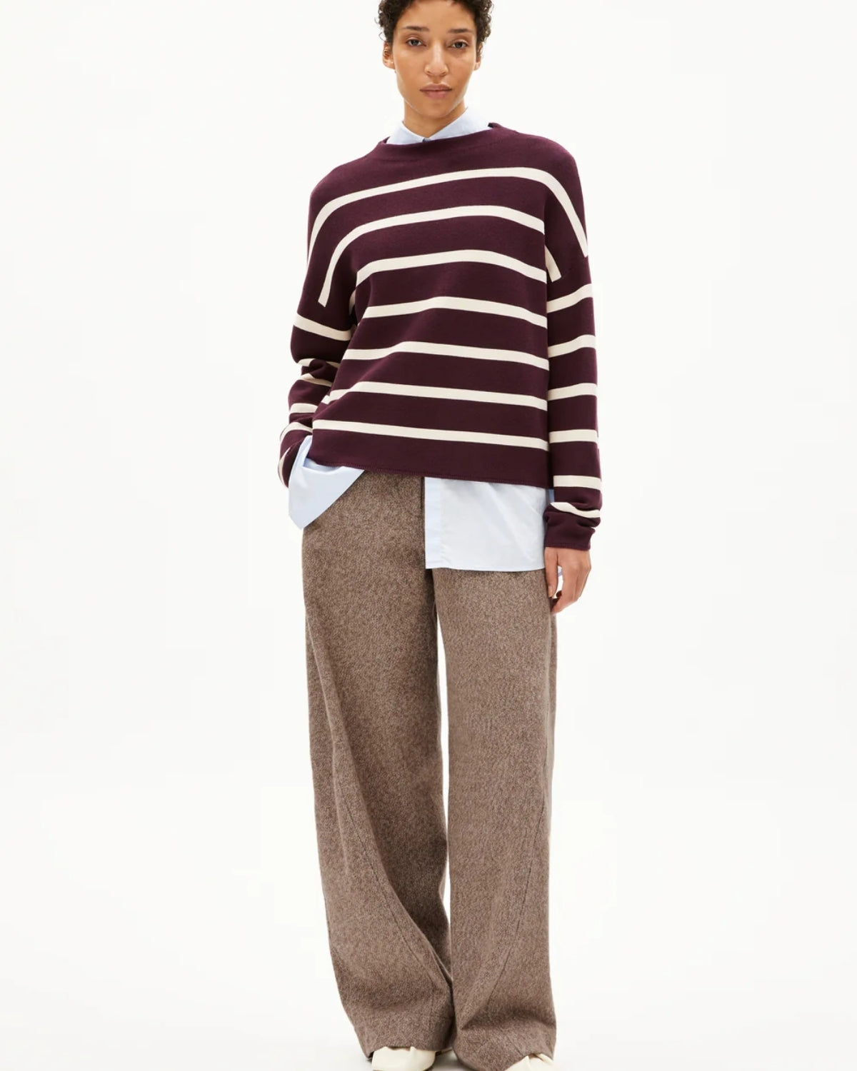 Outfit-Inspiration mit Strickpullover Merinaa Stripes in Dark Cranberry-Oatmilk