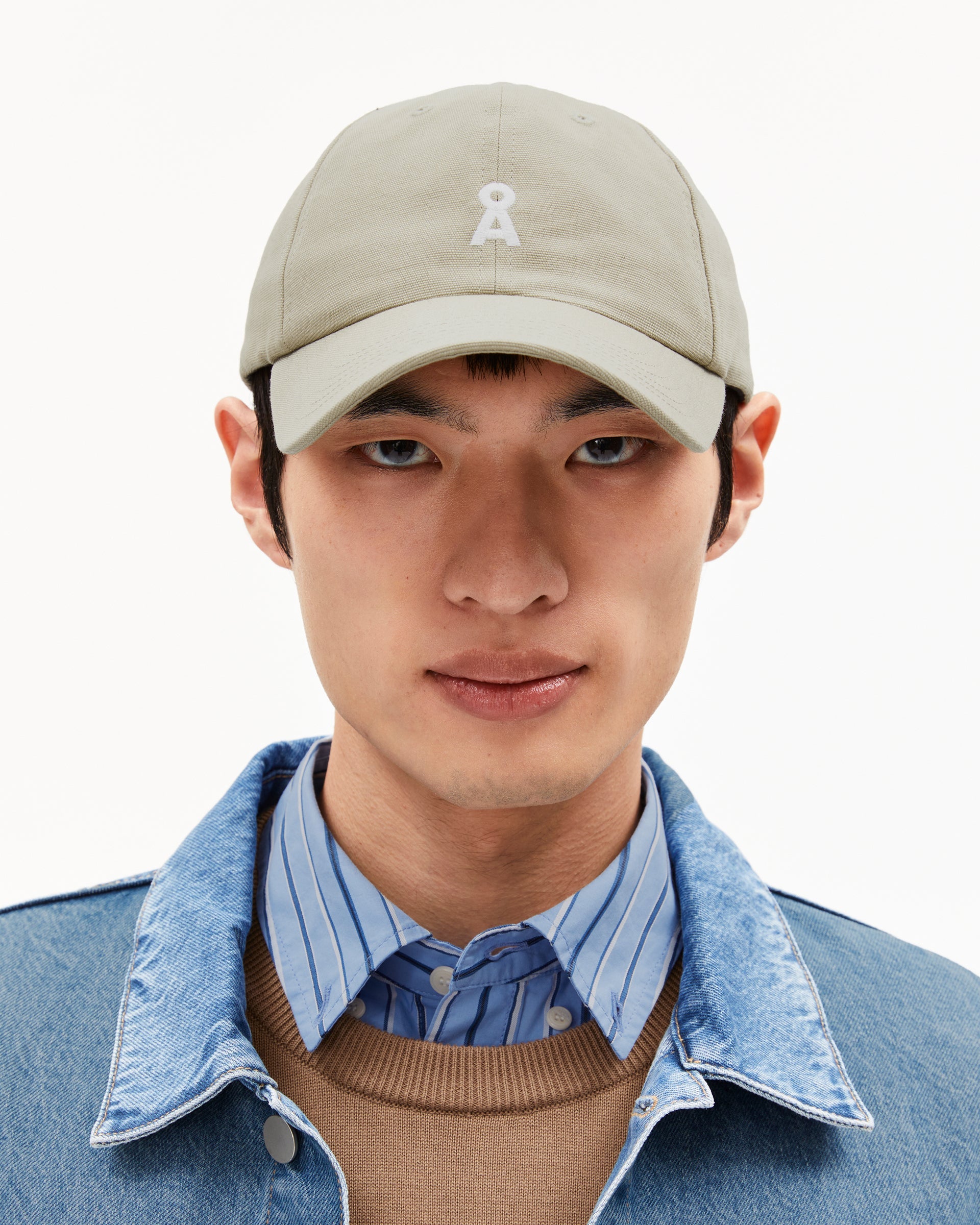 Die Yenaas Bold Cap von Armedangels ist das Fashion Piece. Besonders in der Farbe Sage