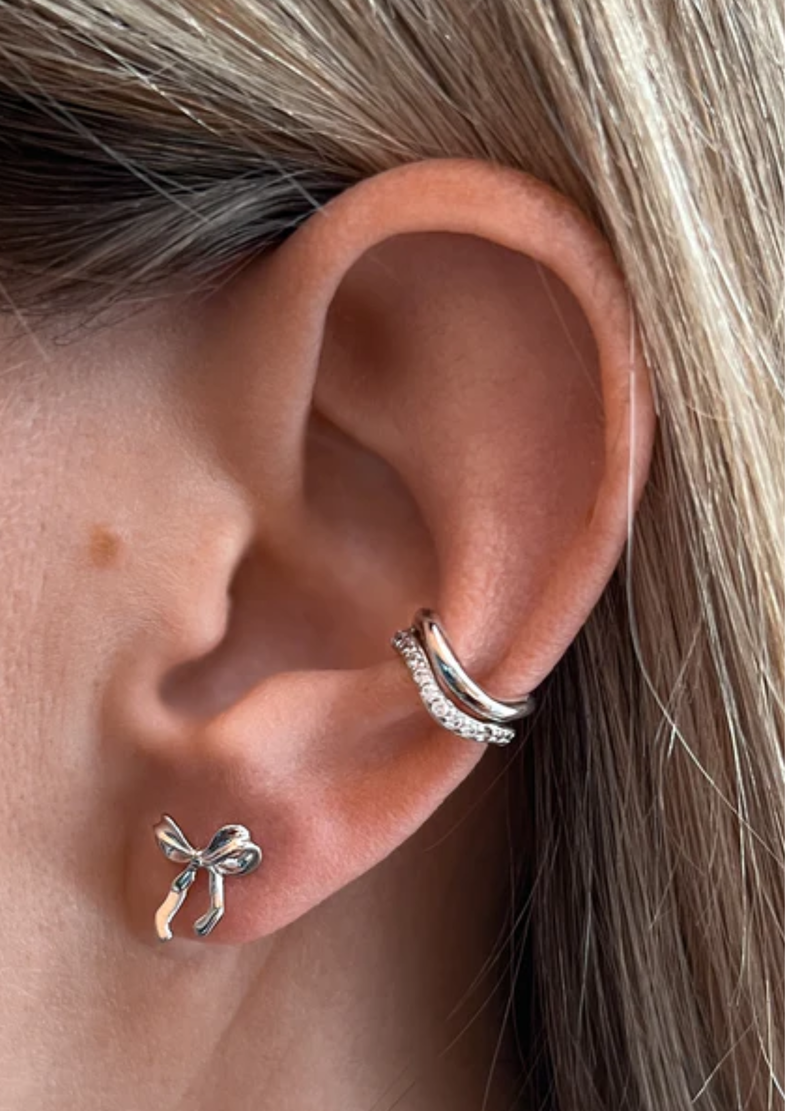 Zarte Bow Ohrstecker von Atelier Brandlinger – verspielt & elegant. 925 Sterling Silber