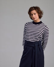 Aurié Shirt von Maiken K. in Navy-Weiß – Cropped Fit mit 3/4-Ärmeln, frontal fotografiert