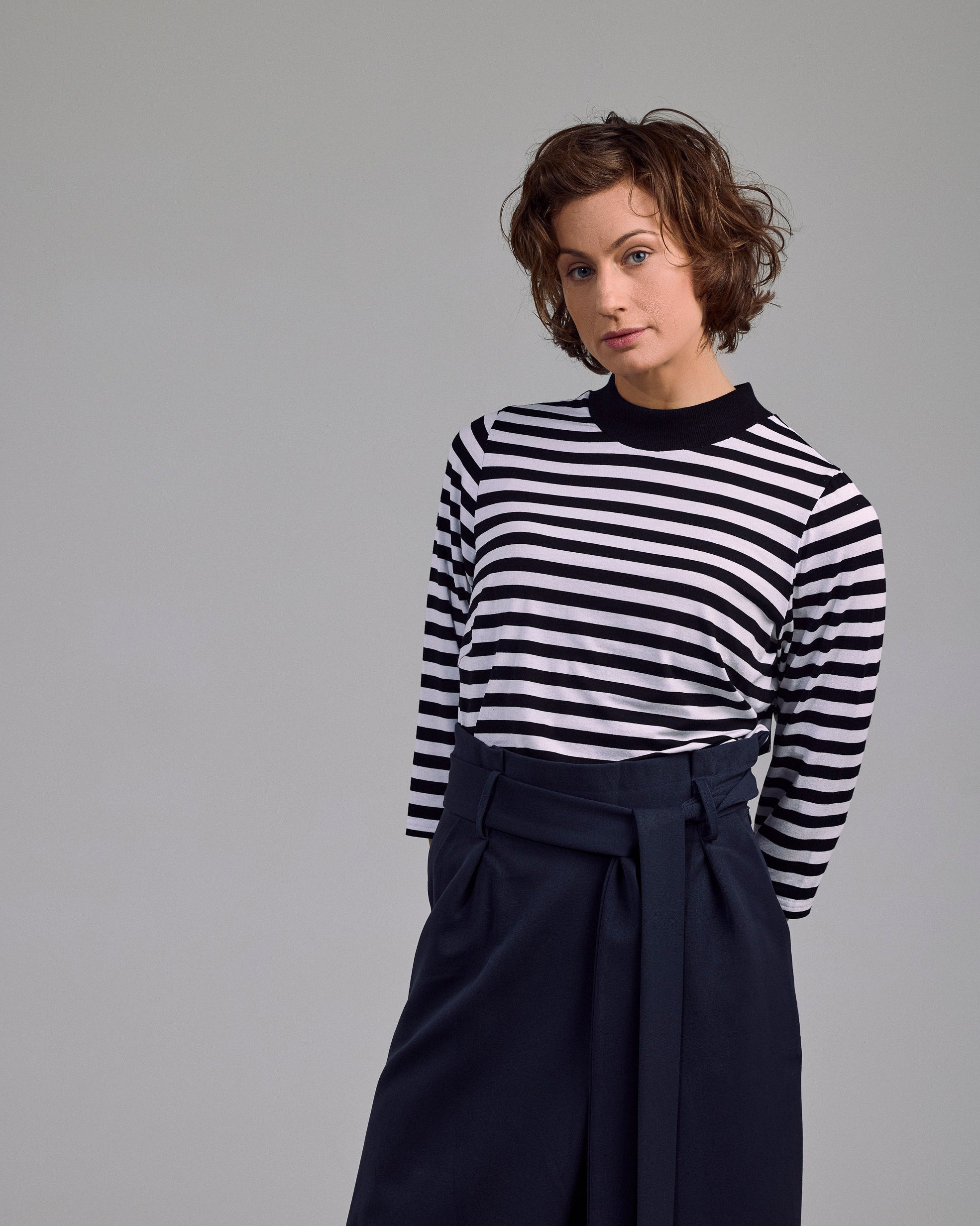 Aurié Shirt von Maiken K. in Navy-Weiß – Cropped Fit mit 3/4-Ärmeln, frontal fotografiert