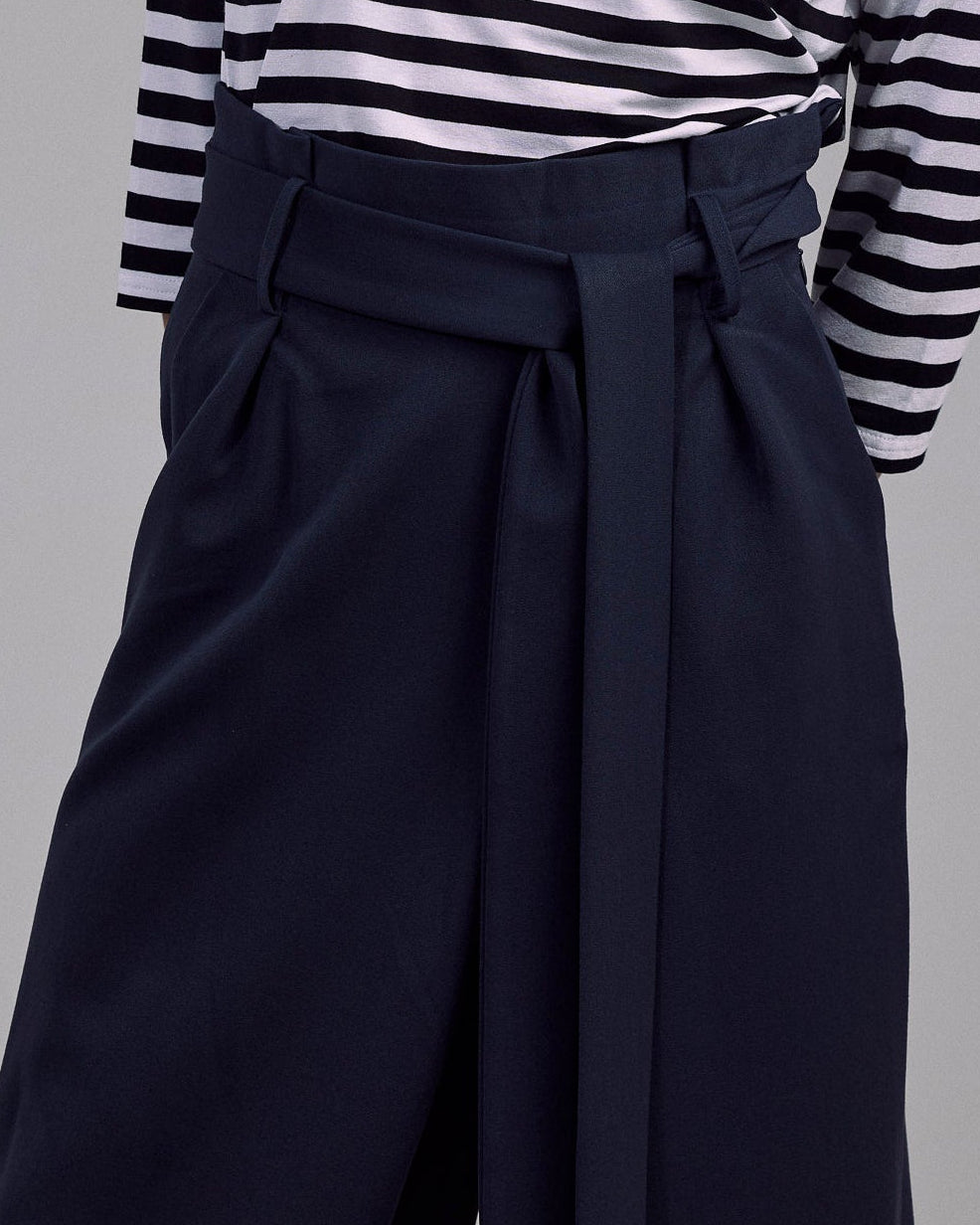 Paper Bag Hose des Vorarlberger Labels Maiken K. melage-navy Details