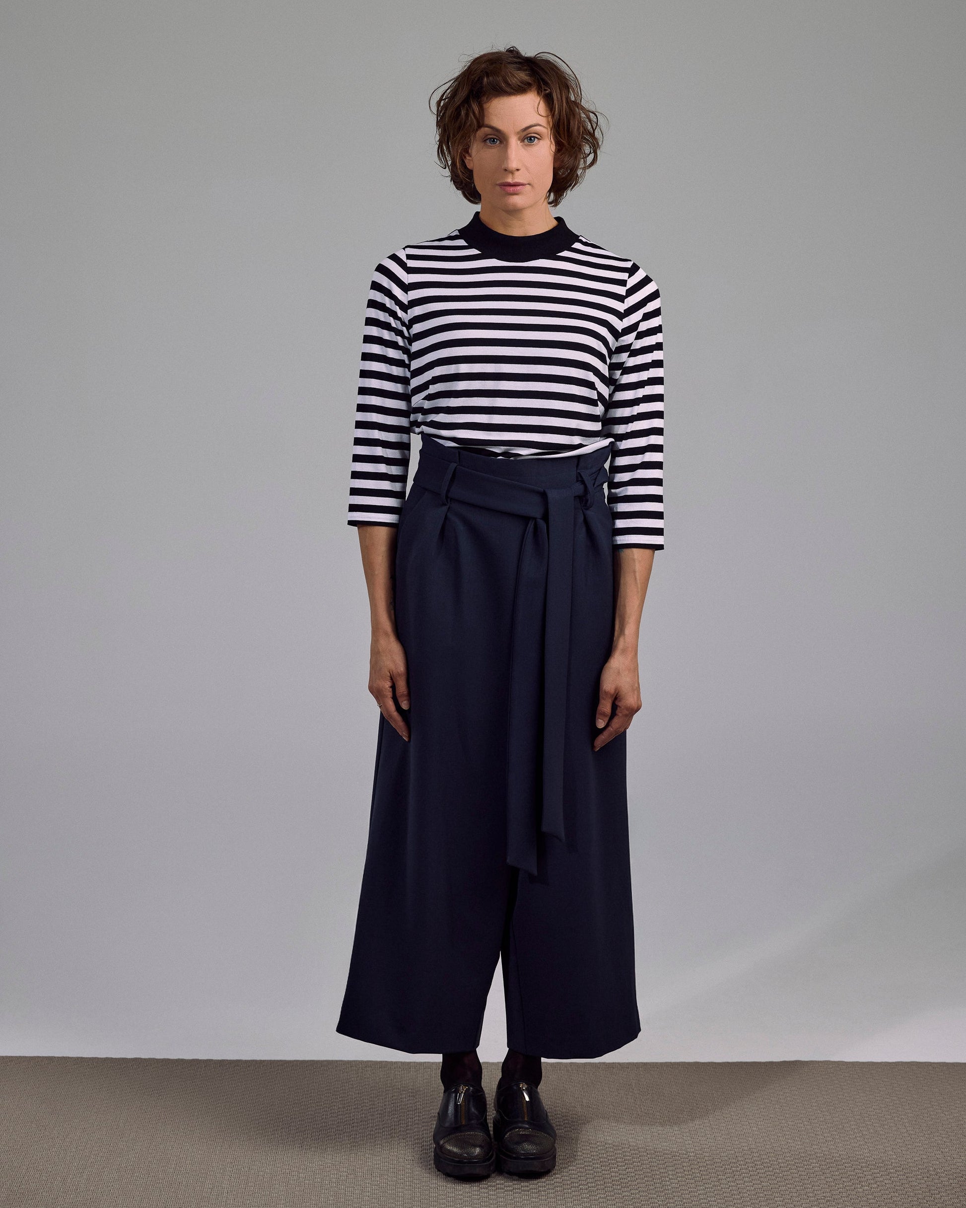 Aurié Shirt von Maiken K. in Navy-Weiß, kombiniert mit High-Waist-Hose im urbanen Look