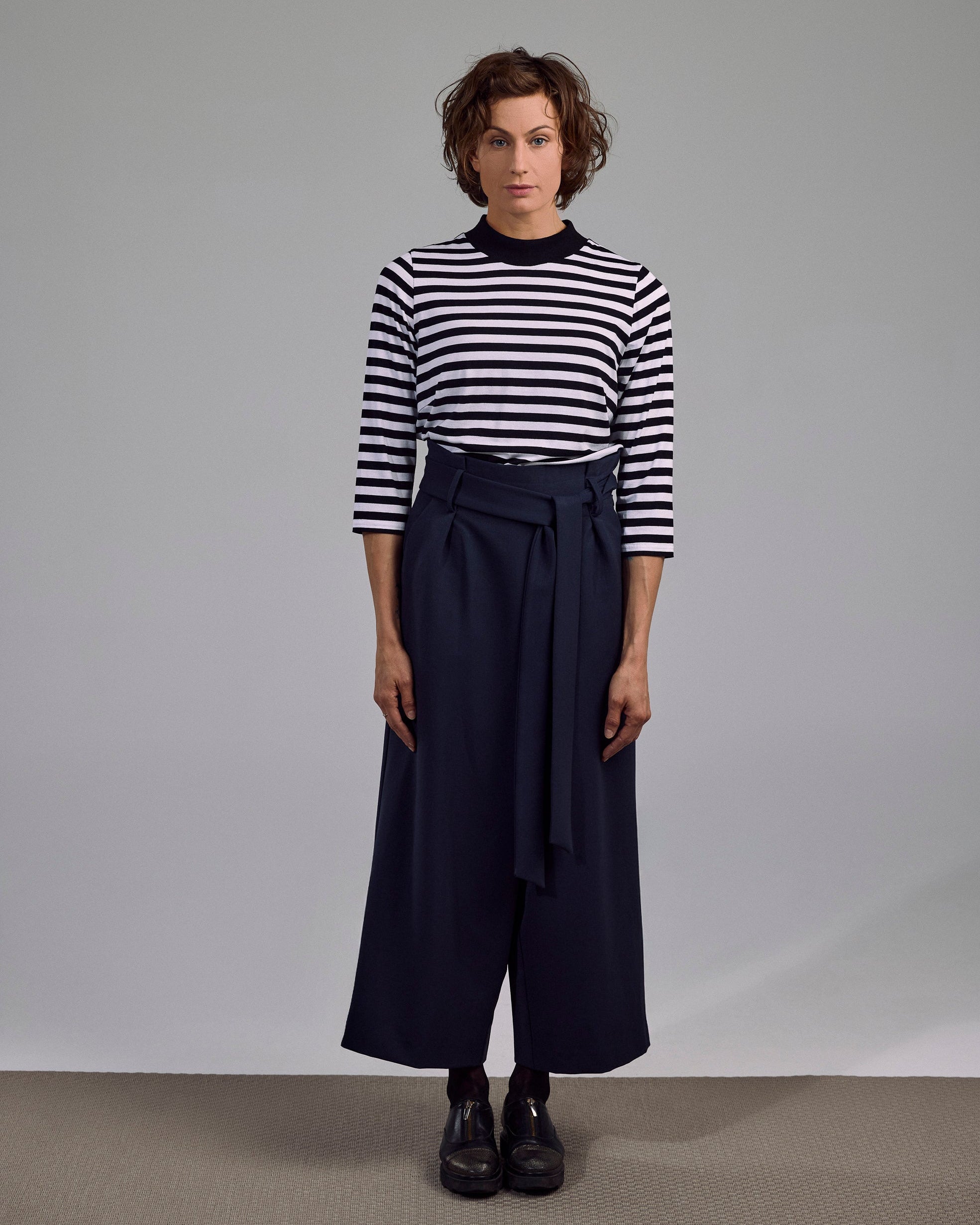 Aurié Shirt von Maiken K. in Navy-Weiß, kombiniert mit High-Waist-Hose im urbanen Look
