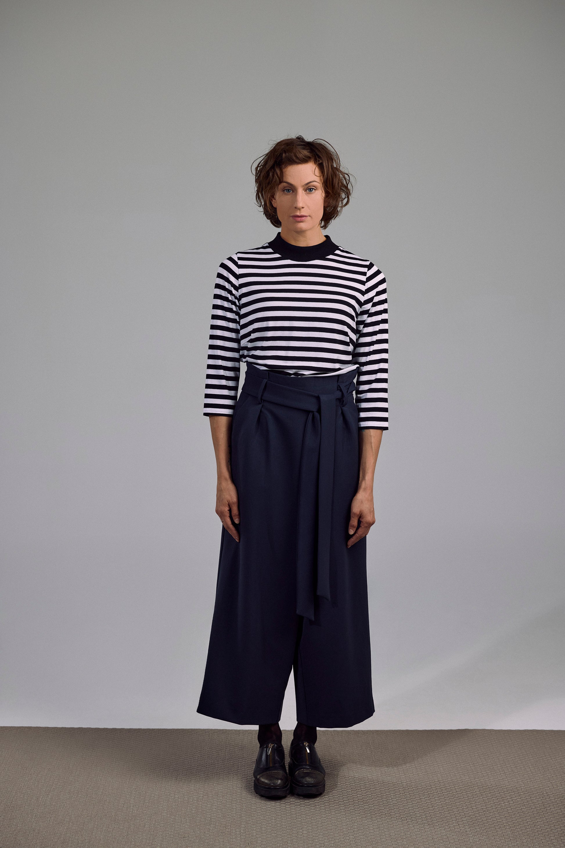 Paper Bag Hose des Vorarlberger Labels Maiken K. navy-melage - Look