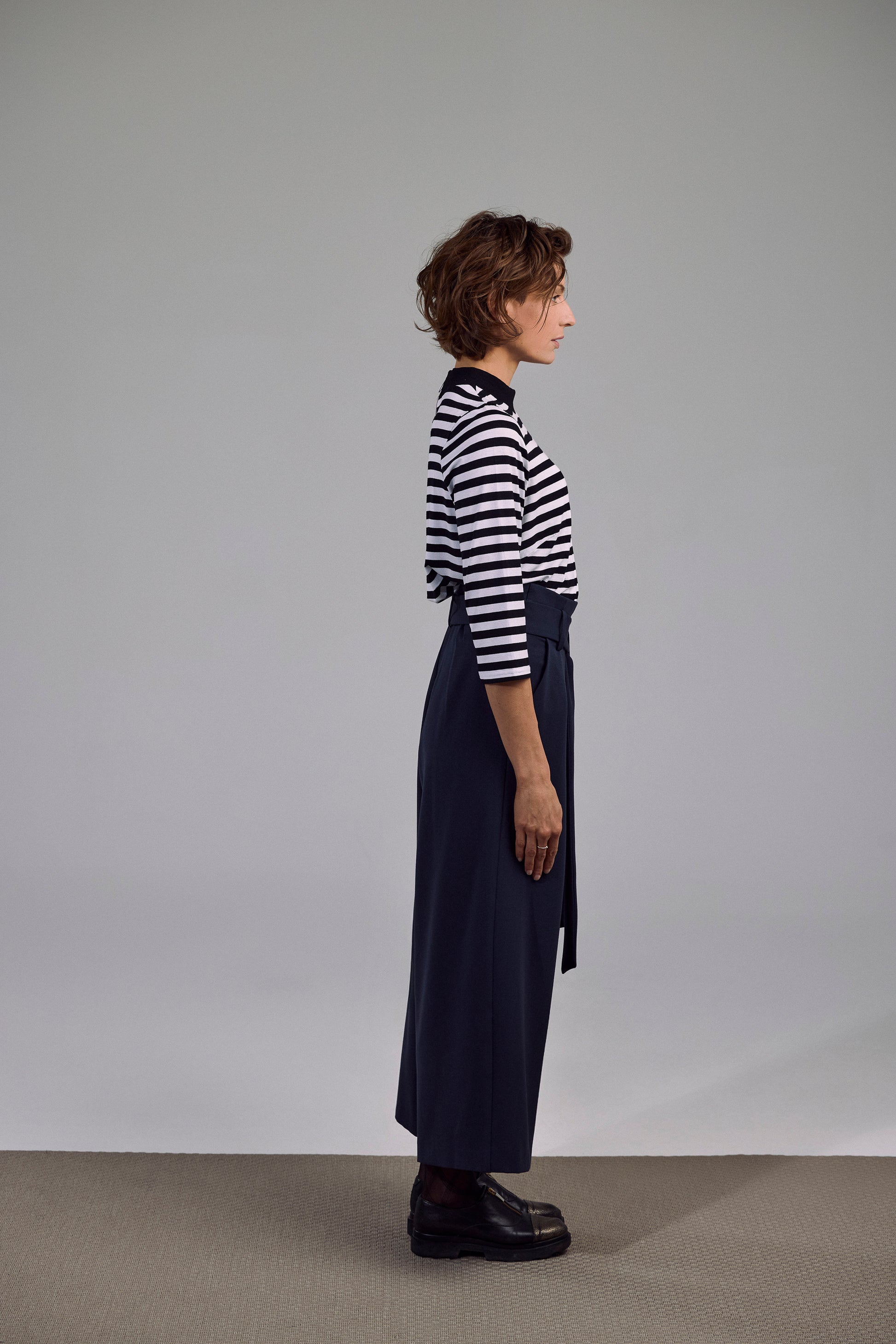 Seitenansicht des gestreiften Aurié Shirts mit farbigem Zipp-Detail in Navy-Weiß