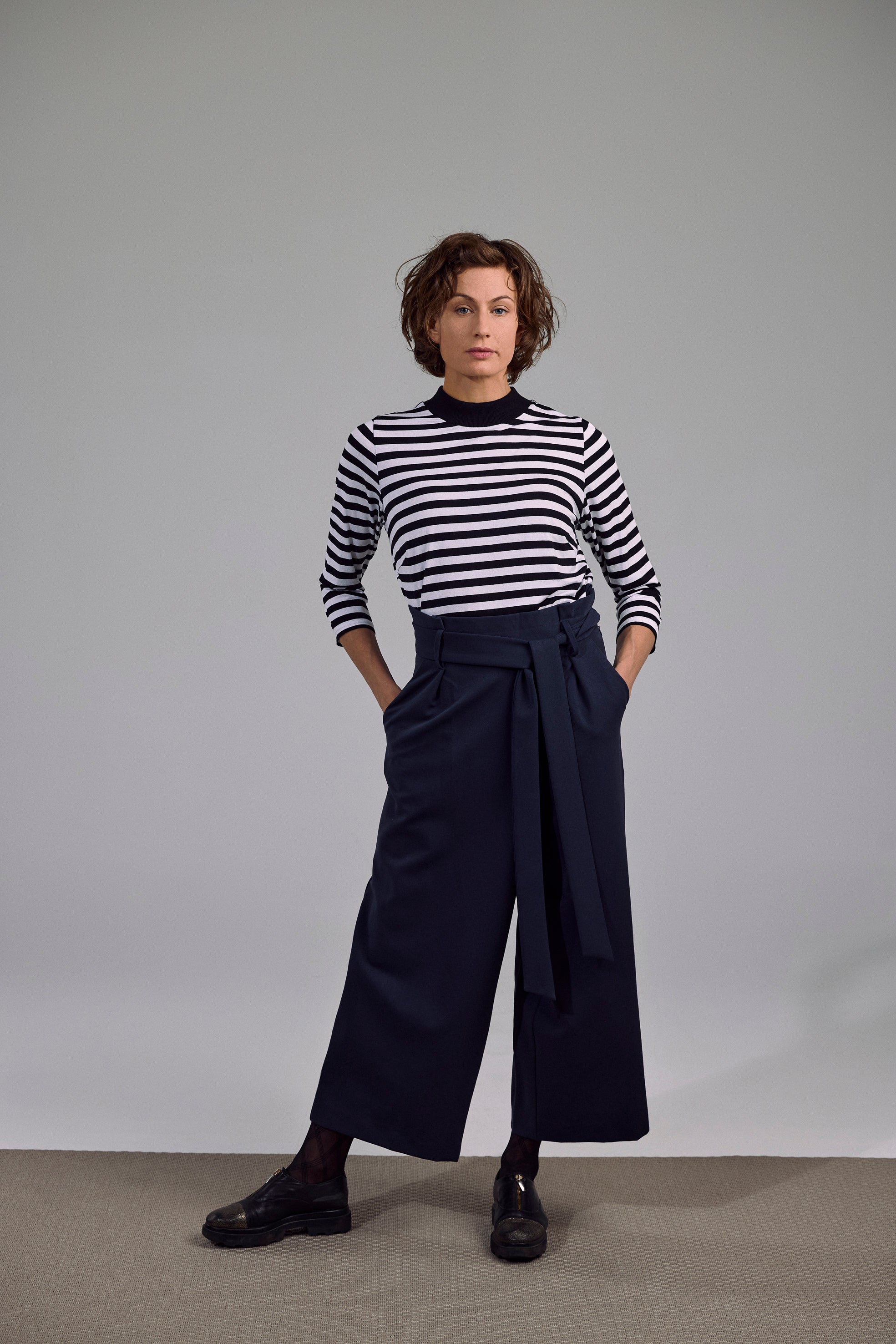 Model trägt das Aurié Ringelshirt in Navy-Weiß – lässiger Alltagslook mit Streifen