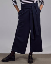 Paper Bag Hose des Vorarlberger Labels Maiken K. navy