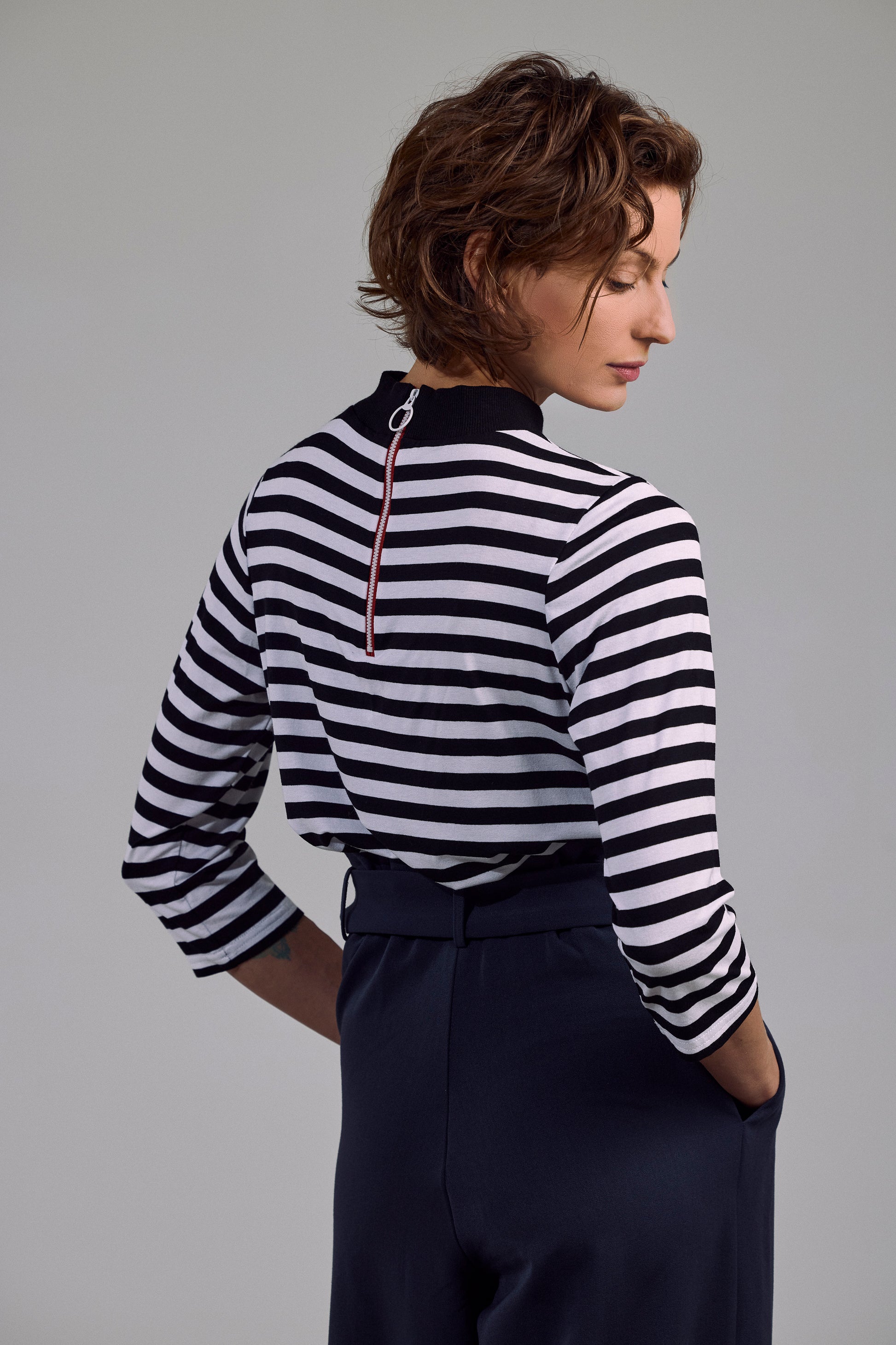 Nahaufnahme des Zipp-Details am Rücken – Ringelshirt Aurié von Maiken K. in Navy-Weiß