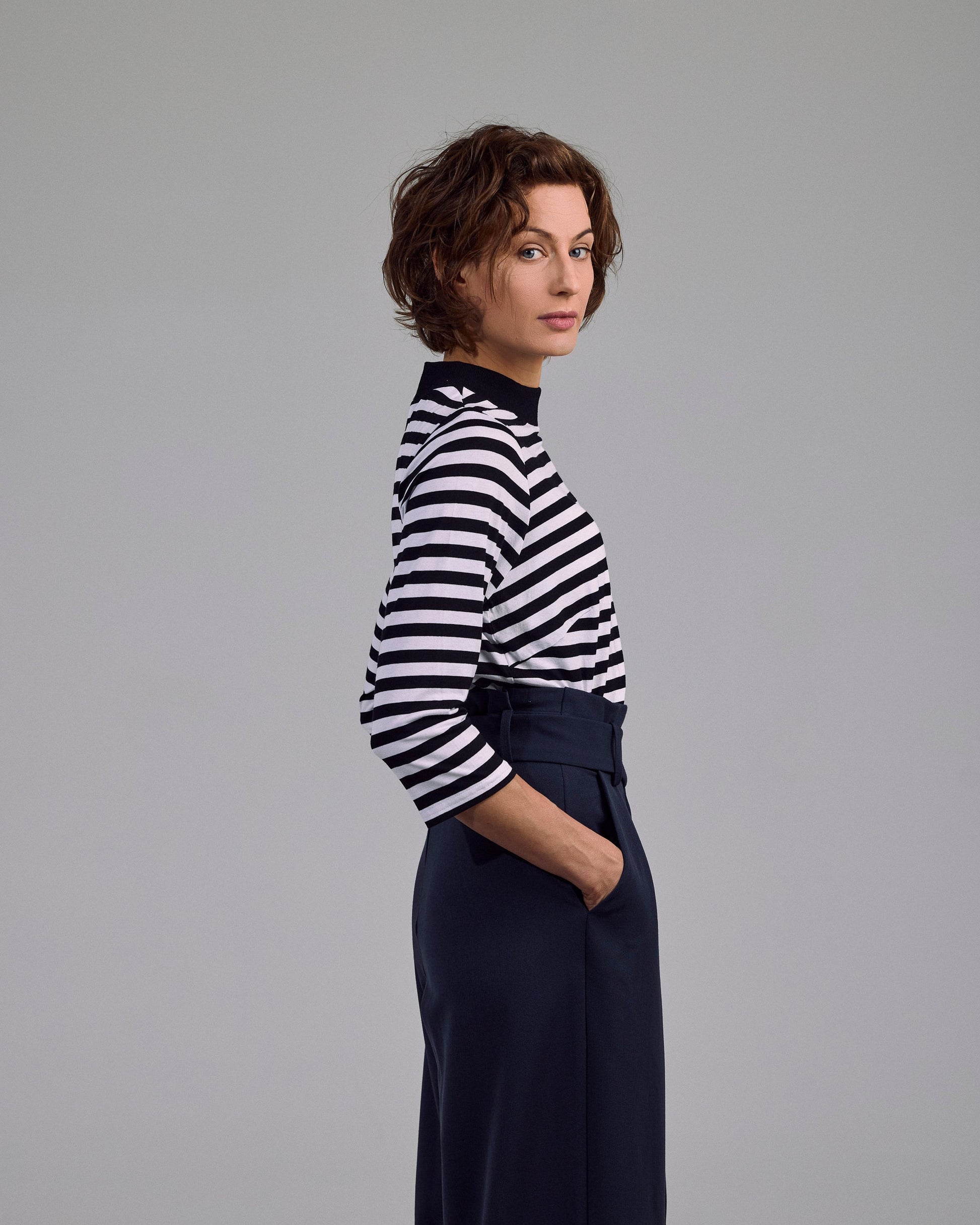 Model trägt das Aurié Ringelshirt in Navy-Weiß – lässiger Alltagslook mit Streifen