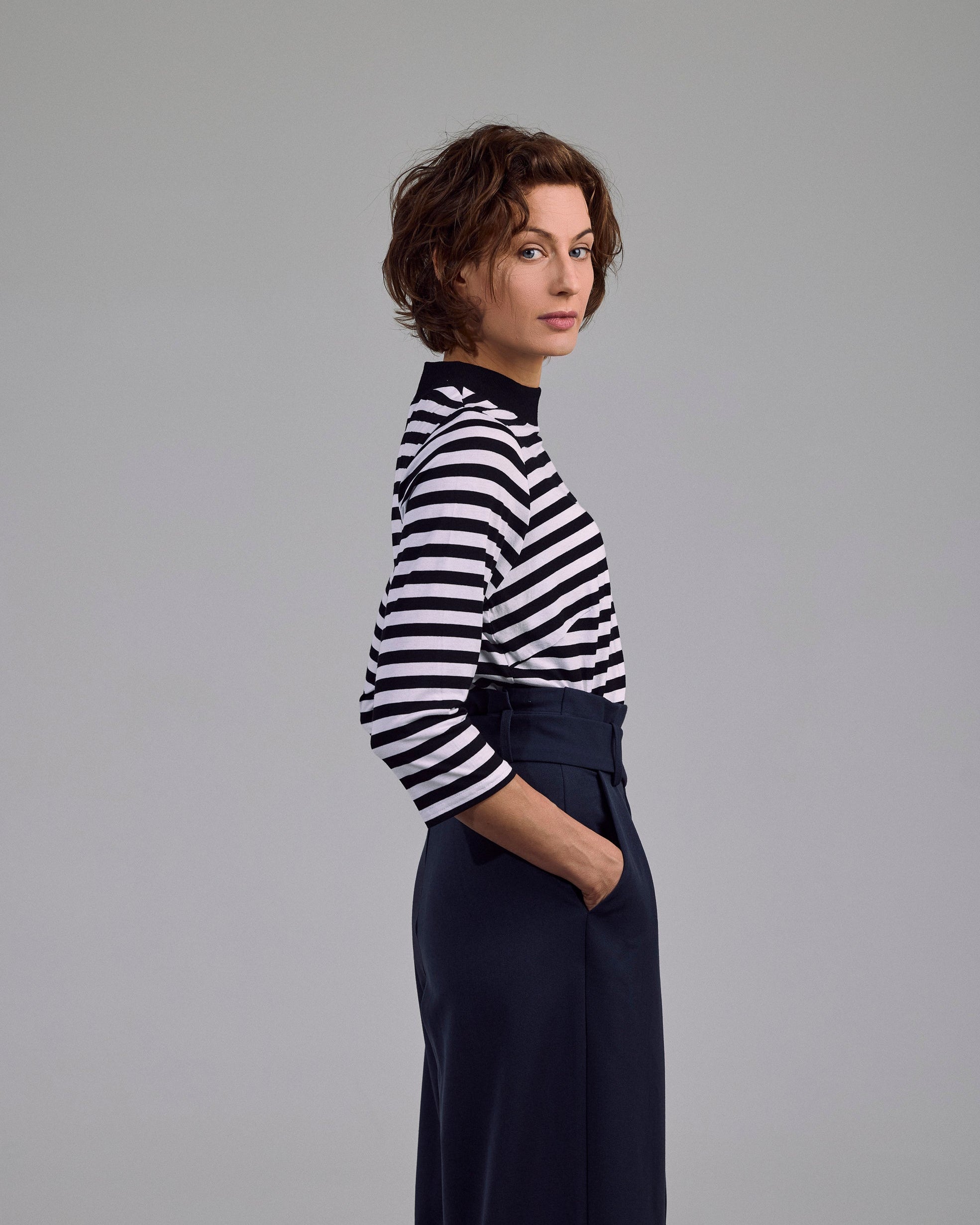 Model trägt das Aurié Ringelshirt in Navy-Weiß – lässiger Alltagslook mit Streifen