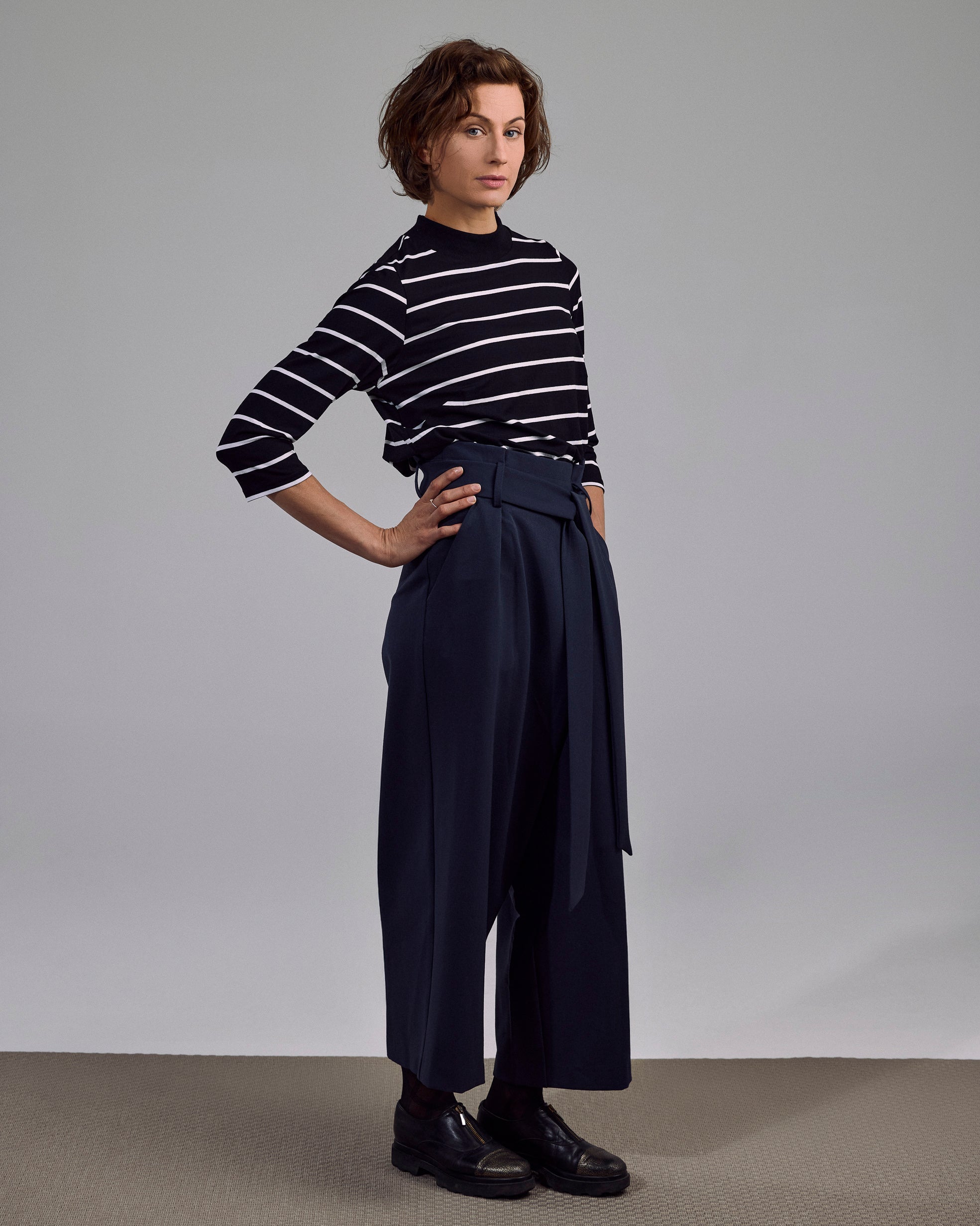 Gerippter Kragen und 3/4-Ärmel im Detail – gestreiftes Shirt Aurié in Schwarz-Weiß