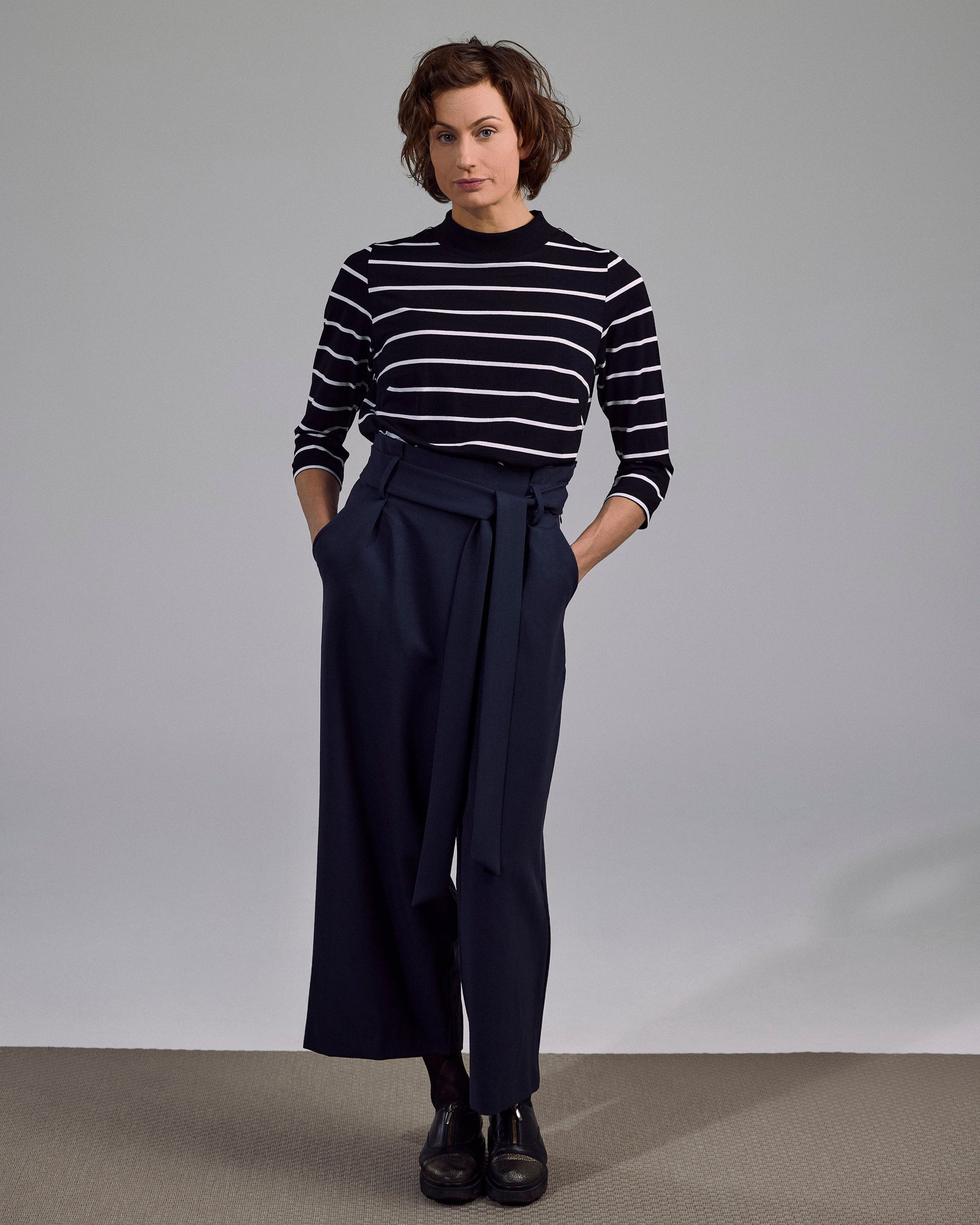 Gestreiftes Aurié Shirt in Schwarz-Weiß, lässig kombiniert – exklusiv bei House of Sunshine