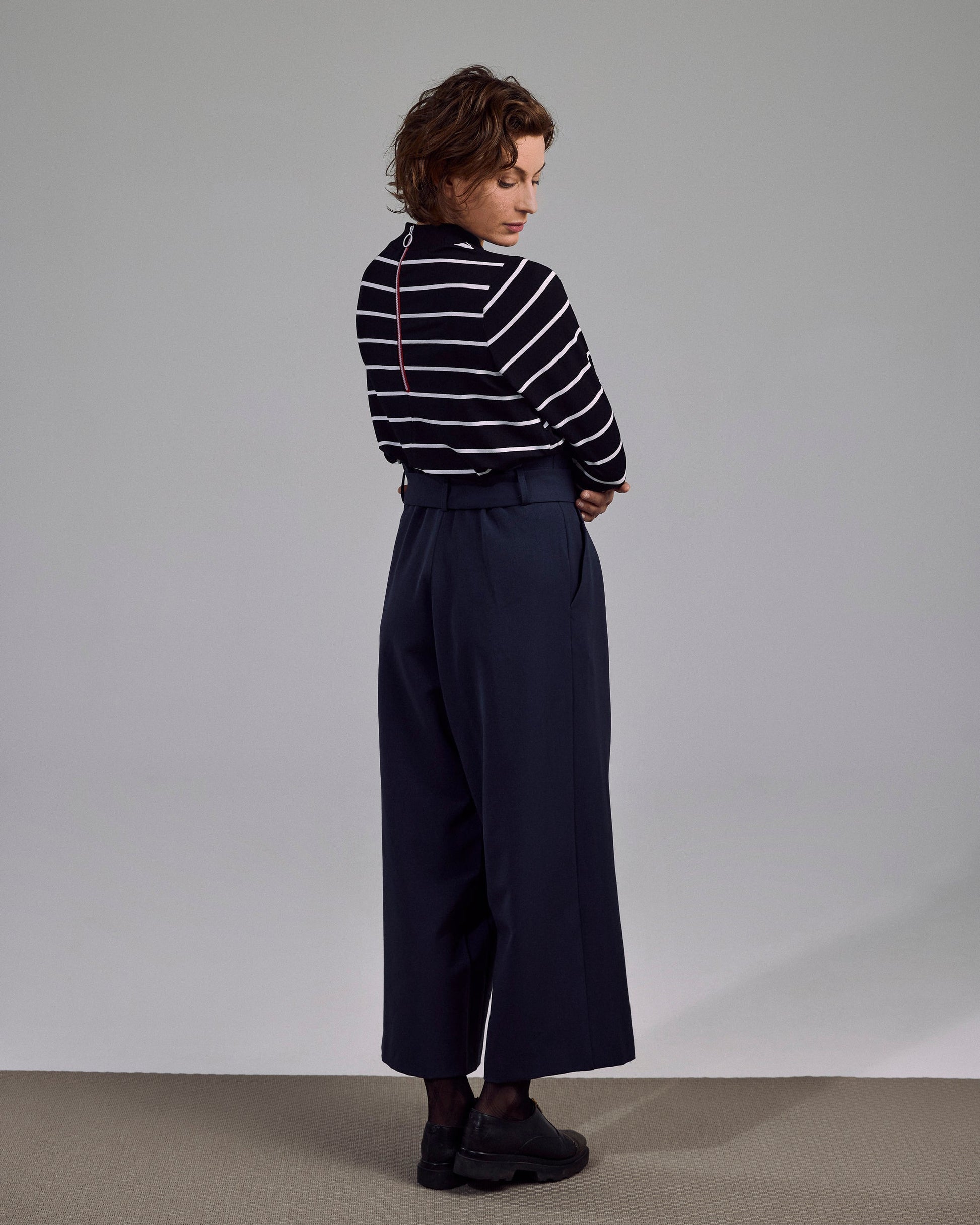 Rückansicht des Shirts mit farbigem Zipp – Aurié gestreift in Schwarz-Weiß