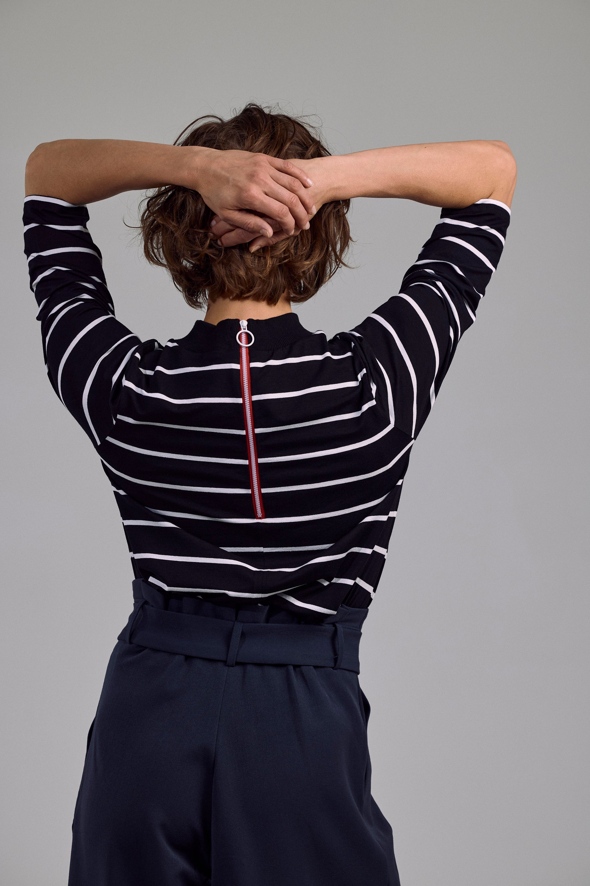 Zipp-Detail am Rücken des Aurié Shirts – verspieltes Design in Schwarz-Weiß