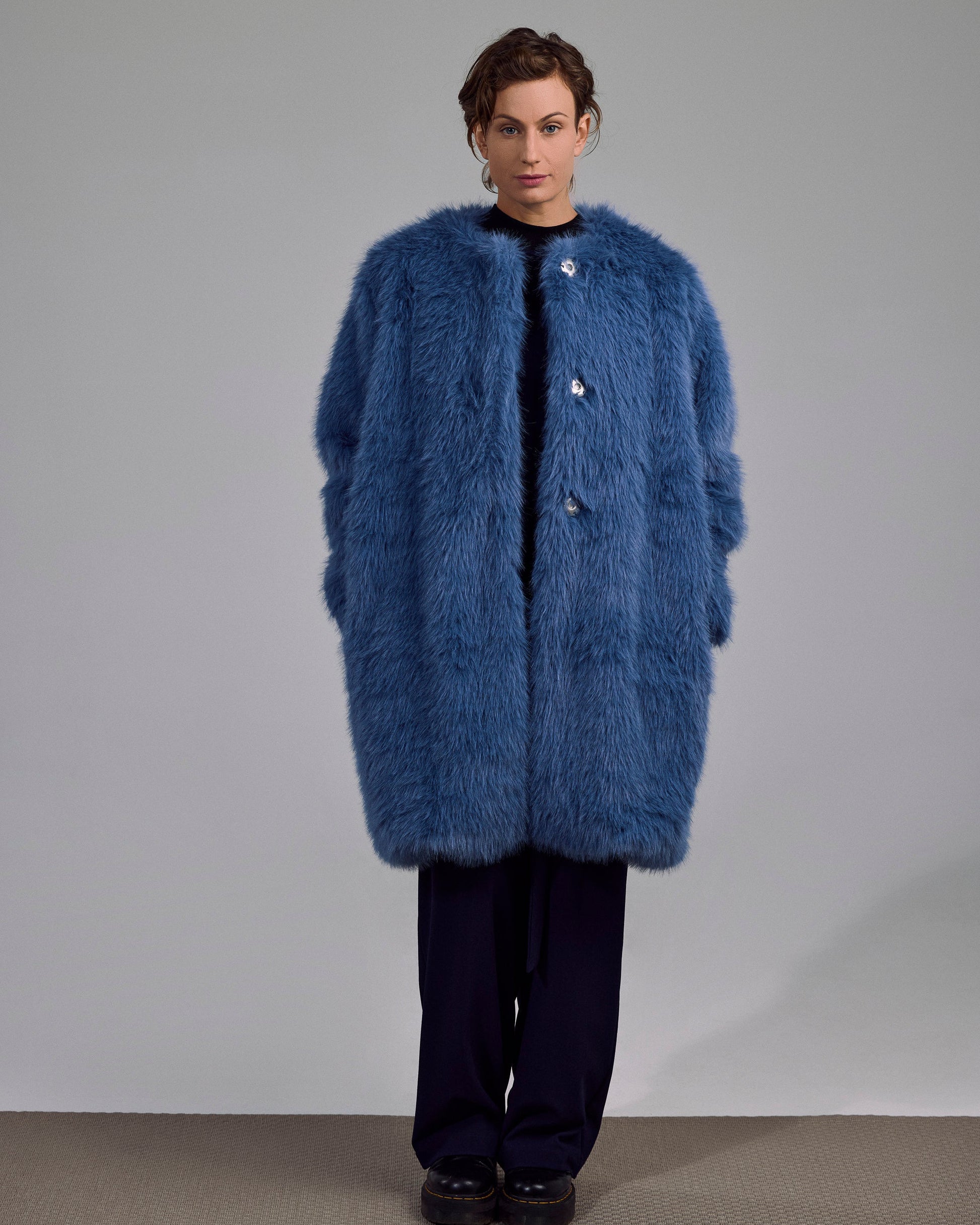 Avine Mantel von Maiken K. in Dusty Blue – Fake-Fur Look mit rundem Ausschnitt, frontal getragen