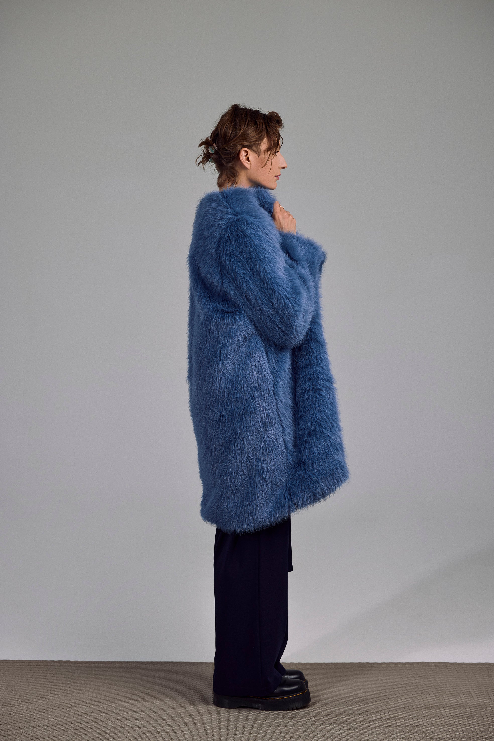 Model trägt den Avine Fake-Fur Mantel von Maiken K. – lässig kombiniert für den Alltag