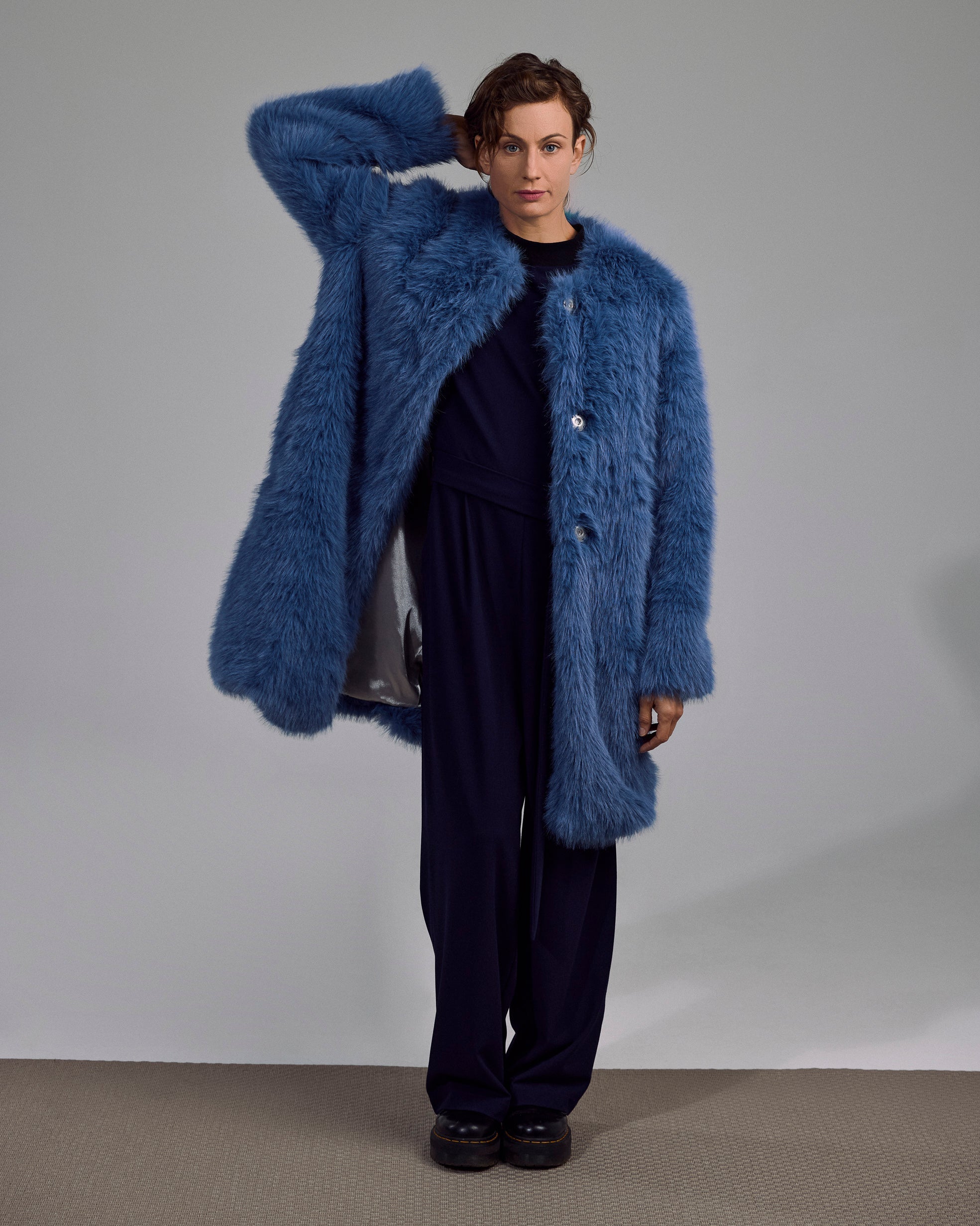 Avine Fake-Fur Mantel kombiniert mit einem Jumpsuite – vielseitiger Look für kühle Tage