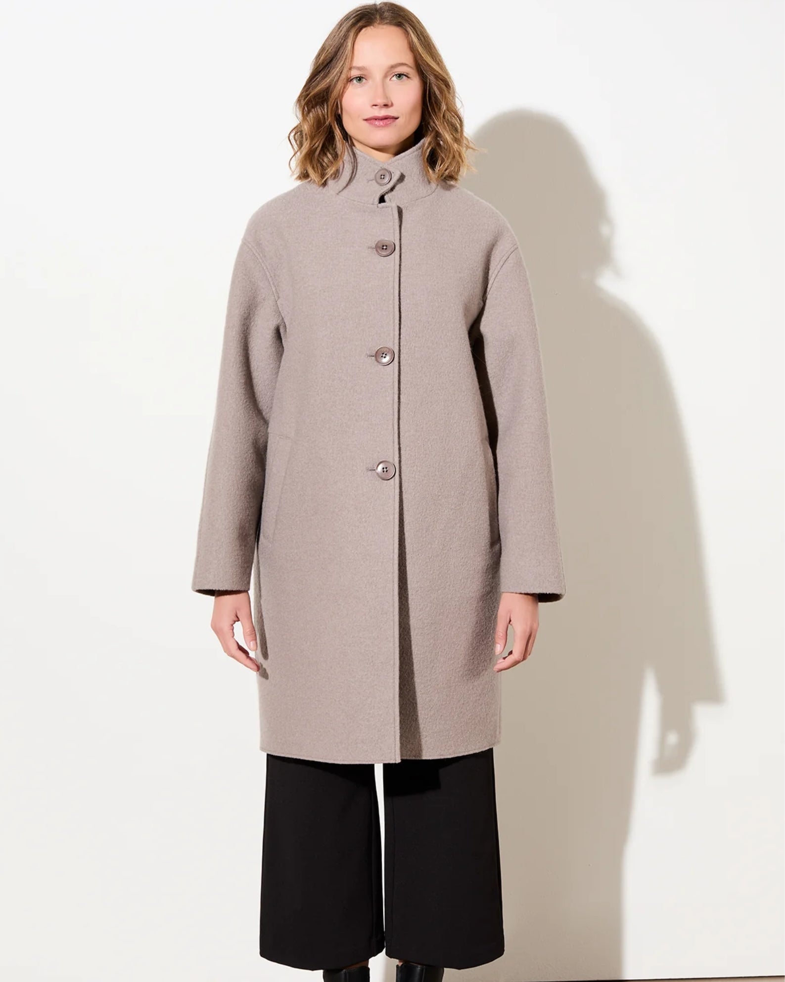 LangerChen Coat Pennfield II – nachhaltiger Kurzmantel aus Bio-Wolle in Taupe